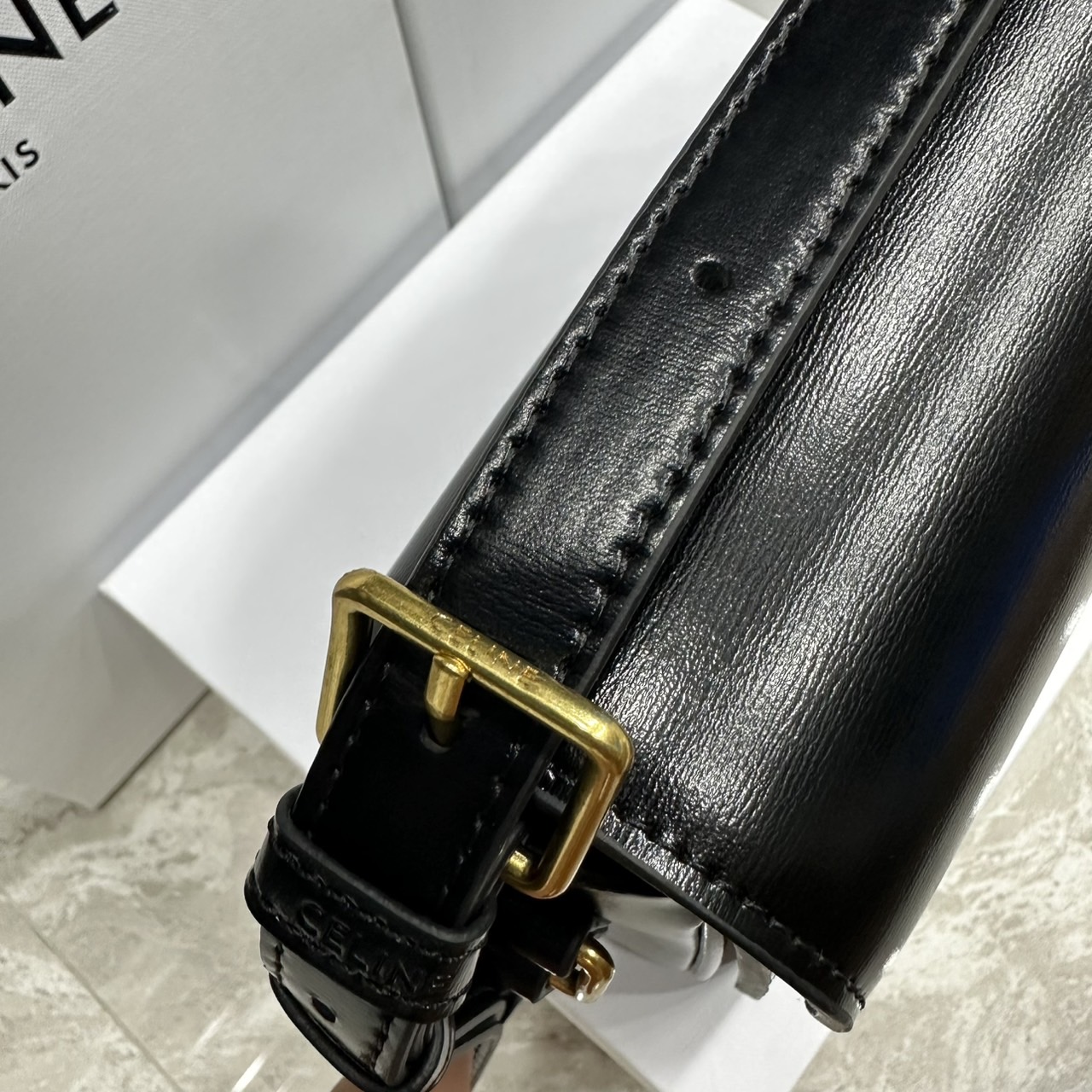 ORI หนังแท้ | 9" CELINE CLASSIQUE TRIOMPHE bag in natural leather กระเป๋าสะพายรุ่นยอดนิยม ด้วยรูปทรงสี่เหลี่ยมผืนผ้า ดีไซน์คล่องตัวถ่ายทอดให้เห็นถึงแก่นแท้ของสไตล์