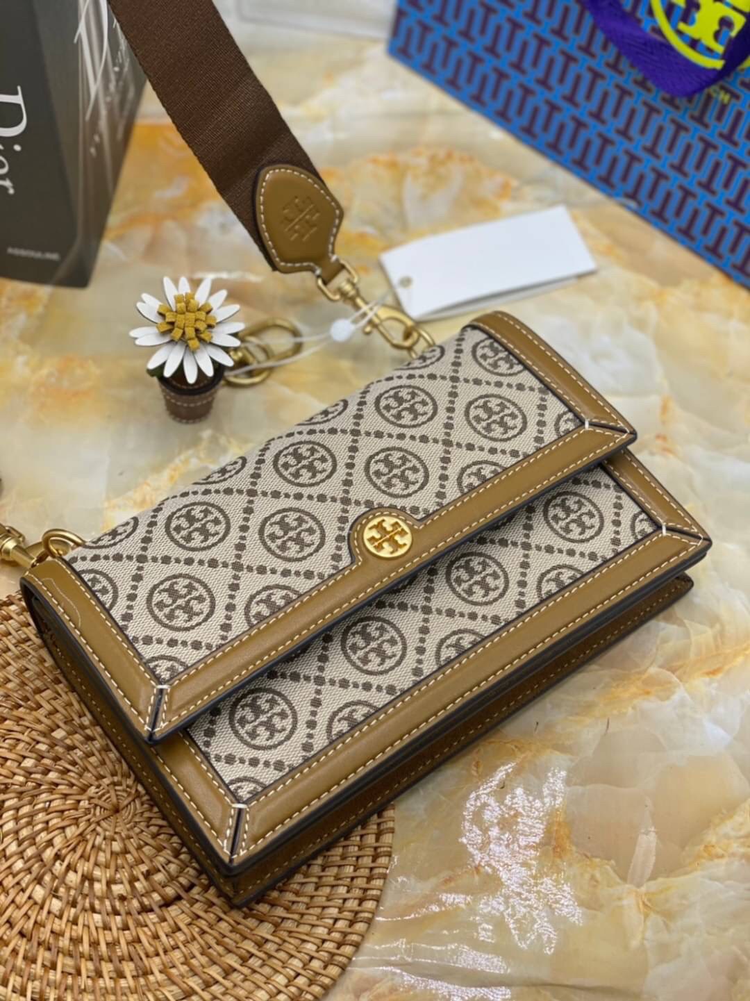 สีใหม่ Hazelnut Medium Size TORY BURCH T Monogram jacquard shoulder bag คอลเลคชั่น T Monogram สำหรับคอลเลคชั่นฤดูใบไม้ผลิ 2021 เราสร้างสรรค์ลายโมโนแกรมที่ได้รับแรงบันดาลใจมาจากลวดลายการถักทอผ้าห่มของชาว Pennsylvania Dutch แบบดั้งเดิม เป็นการเฉลิมฉลองโลโก้