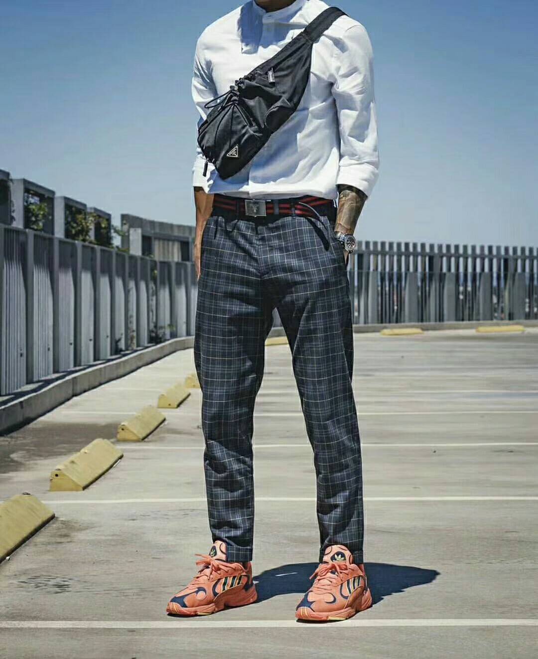 New Arrival Prada คาดอก รุ่นใหม่กำลังมาแรง ไม่ซ้ำใครแน่นอนคะ วัสดุทำจากผ้าNylon กันน้ำได้คะ มีช่องแบ่งเป็น3ส่วนคะ ช่องใหญ่และช่องกลางเปิดปิดด้วยซิปคะ และช่องเล็กเปิดปิดด้วยตัวล็อคสายยางยืดคะ ช่องเล็กสามารถใส่ Power bank ได้คะ ขนาดกำลังดี ใส่ของได้เยอะคะ โ