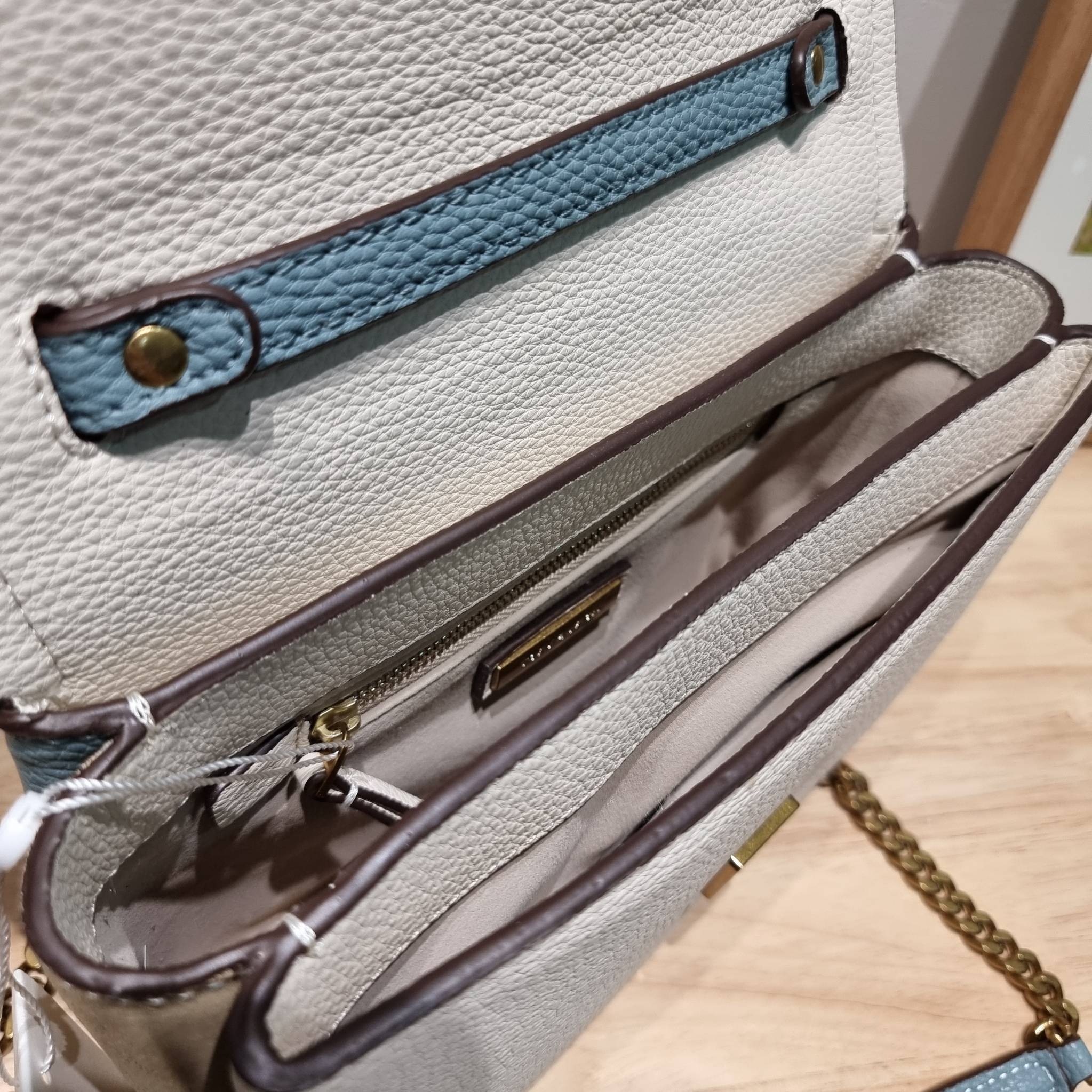 TORY BURCH LIMITED-EDITION SHOULDER BAG รุ่นลิมิเต็ด กับกระเป๋าสะพายไหล่ทรงผู้ดี ที่ผลิตมาในจำนวนจำกัด โดดเด่นด้วยอะไหล่ทองคลาสสิคหรูหรา