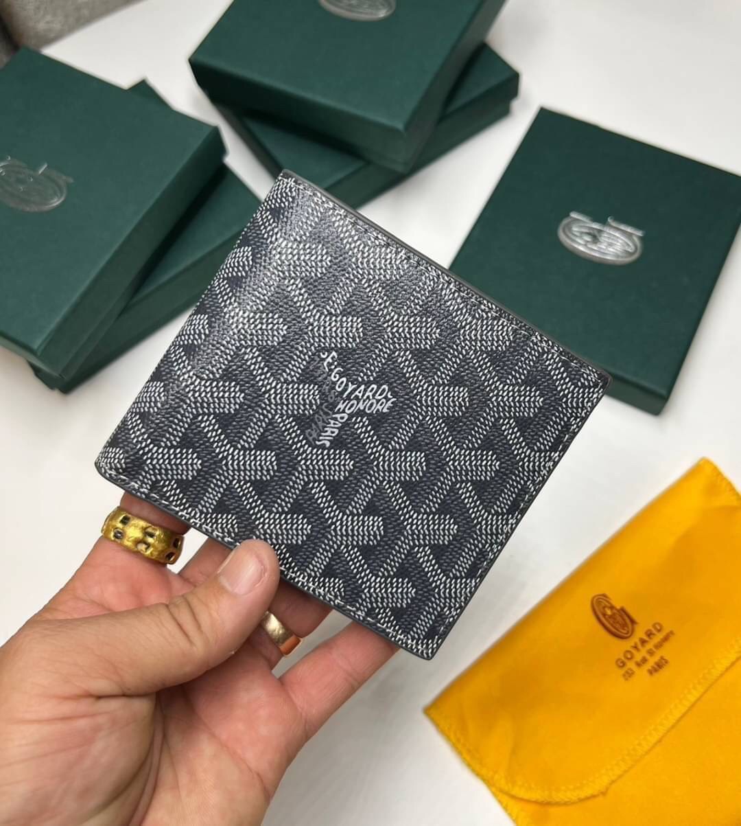 GOYARD WALLET / GOYARD Victoire Bifold Wallet พร้อมส่งที่ไทย เกรดเทพออริจินอล หนังเกรดดีสุด กระเป๋าสตางค์ผู้ชายใบสั้น พร้อมกล่องเขียวแบรนด์สวยหรู อีกรุ่นที่ยอดขายไม่เคยตก ภาพสินค้าถ่ายจากงานขายจริง ใช้งานต่างประเทศได้เลยค่ะ