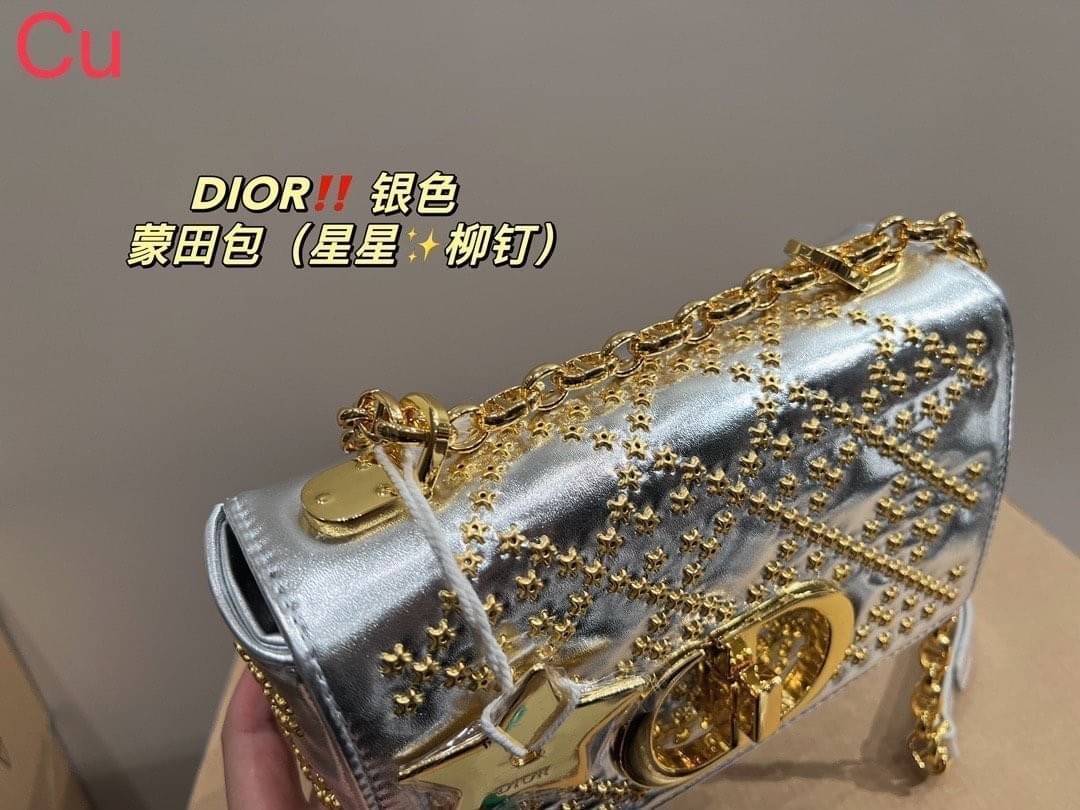 DIOR CARO BAG 8" กระเป๋าสะพายข้างทรงสวยรุ่นพิเศษ ปักหมุดสีทองเต็มใบ หรูหราอร่ามทั่วทั้งใบ ดีไซน์ย้อนยุค เป็นเอกลักษณ์และคลาสสิค หรูหรา ใช้งานง่าย ในราคาสุดคุ้ม จัดเลย!!