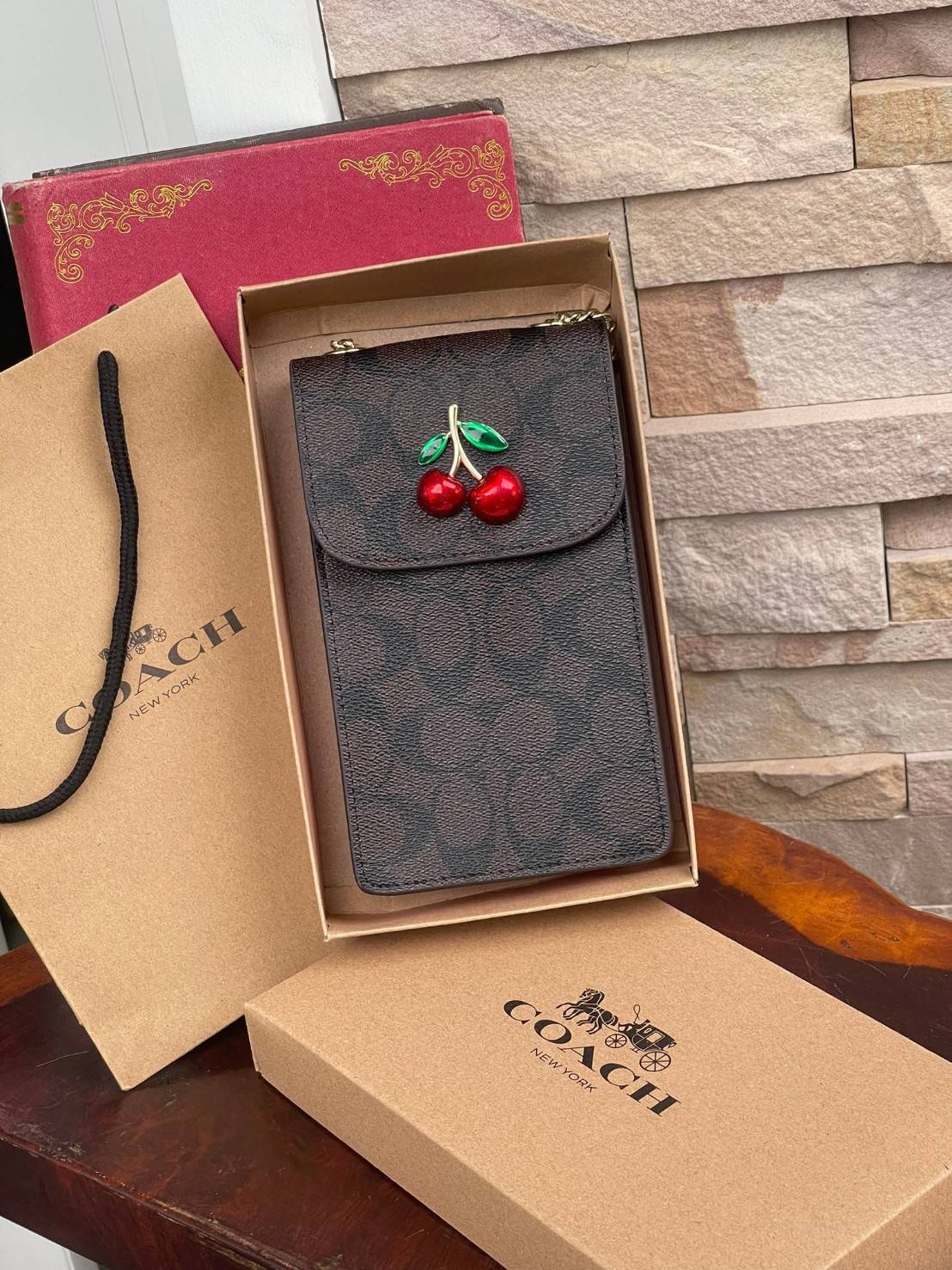 COACH PHONE CASE CROSSBODY BAG ((73486//76988//76357//39955//91046)) COACH NORTH/SOUTH CROSSBODY IN SIGNATURE CANVAS กระเป๋าใส่โทรศัพท์รุ่นนี้ มีความโดดเด่นทั้งดีไซน์และคุณสมบัติในการใช้งาน ด้วยลวดลายที่มีซิกเนเจอร์เป็นเอกลักษณ์แล้ว ด้านหลังยังมีช่องใส่กา