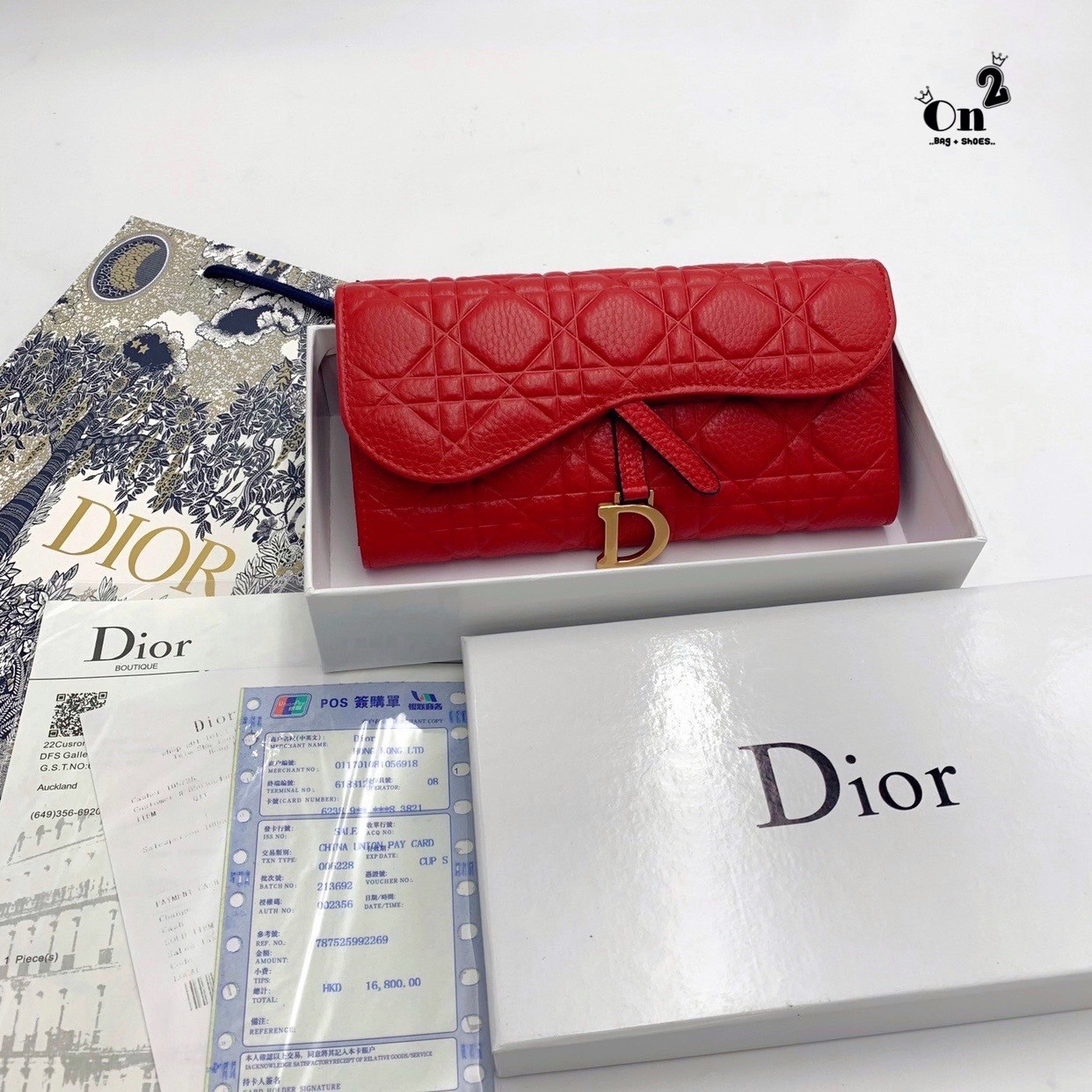 Dior Long Wallet กระเป๋าสตางค์ใบยาว เปิดหน้าทรงเคิร์ป สวยหรู งานหนังนิ่มฟู มาพร้อมอะไหล่สีทองหรูหรา ด้านในมี 3 ช่องใช้งาน งานจริงคือสวยมาก มาให้สาวๆเลือกใช้กัน 3 โทนสี ราคาดีย์มากกน้าาา