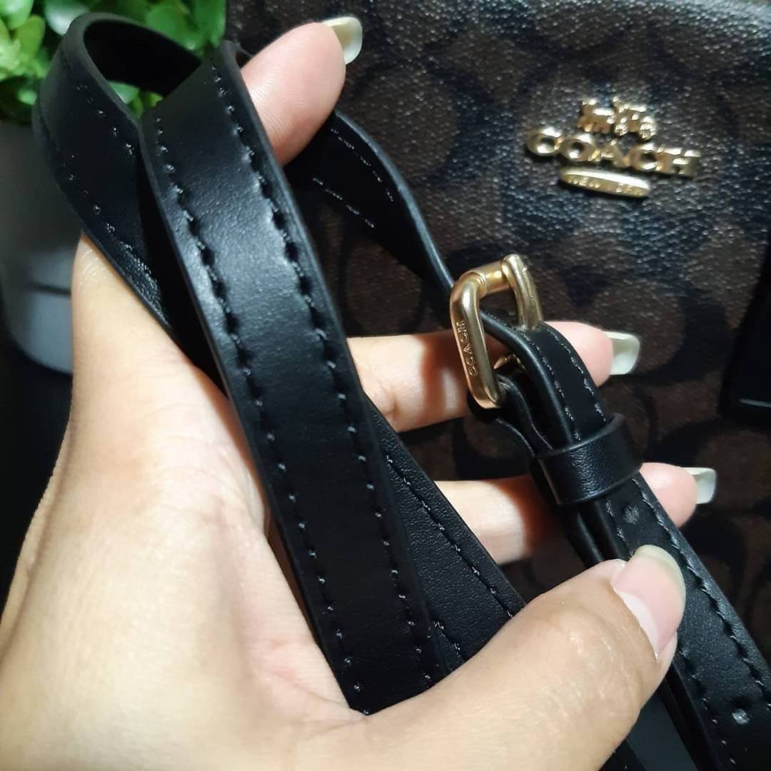 COACH 5693 MINI CALLY CROSSBODY IN SIGNATURE CANVAS กระเป๋าครอสบอดี้โท้ทมินิไซส์ รุ่นใหม่สุดฮอต!! ใบจริงคือน่ารักม้ากกกก!! สวยอยู่ทรง น่ารักน่าใช้ วัสดุหนังแคนวาสเคลือบลาย ปากกระเป๋ามีกระดุมแม่เหล็ก มาพร้อมหูจับในตัวและสายสะพายข้าง ถอดออกหิ้วเก๋ๆก็ได้ หรื