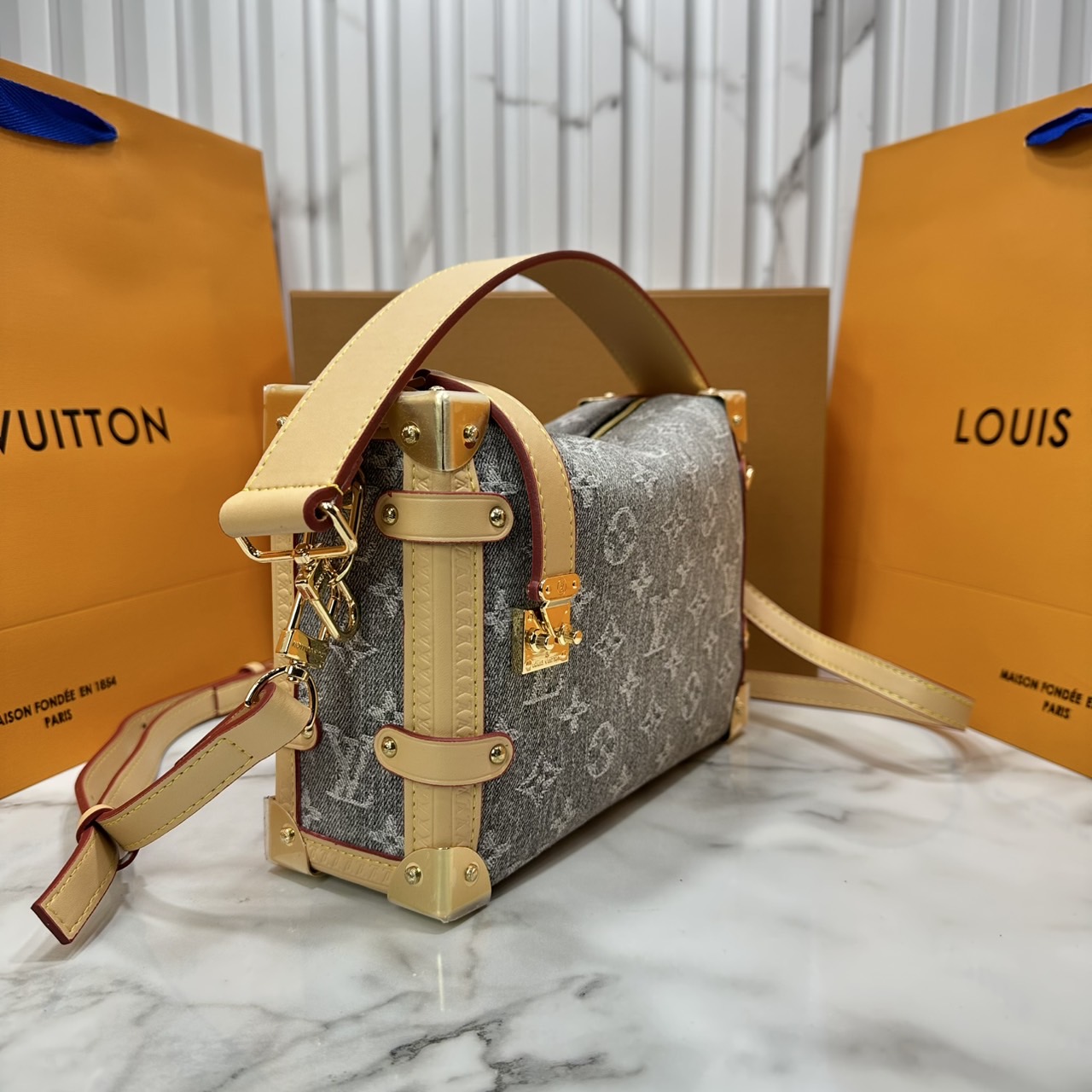 ORI หนังแท้ | LV Side Trunk MM Trianon Gray กระเป๋าสะพายทรงทรัรงค์ ด้วยโทนสีสไตล์ปารีเซียงอันหรูหราและรายละเอียดโทนสีทอง