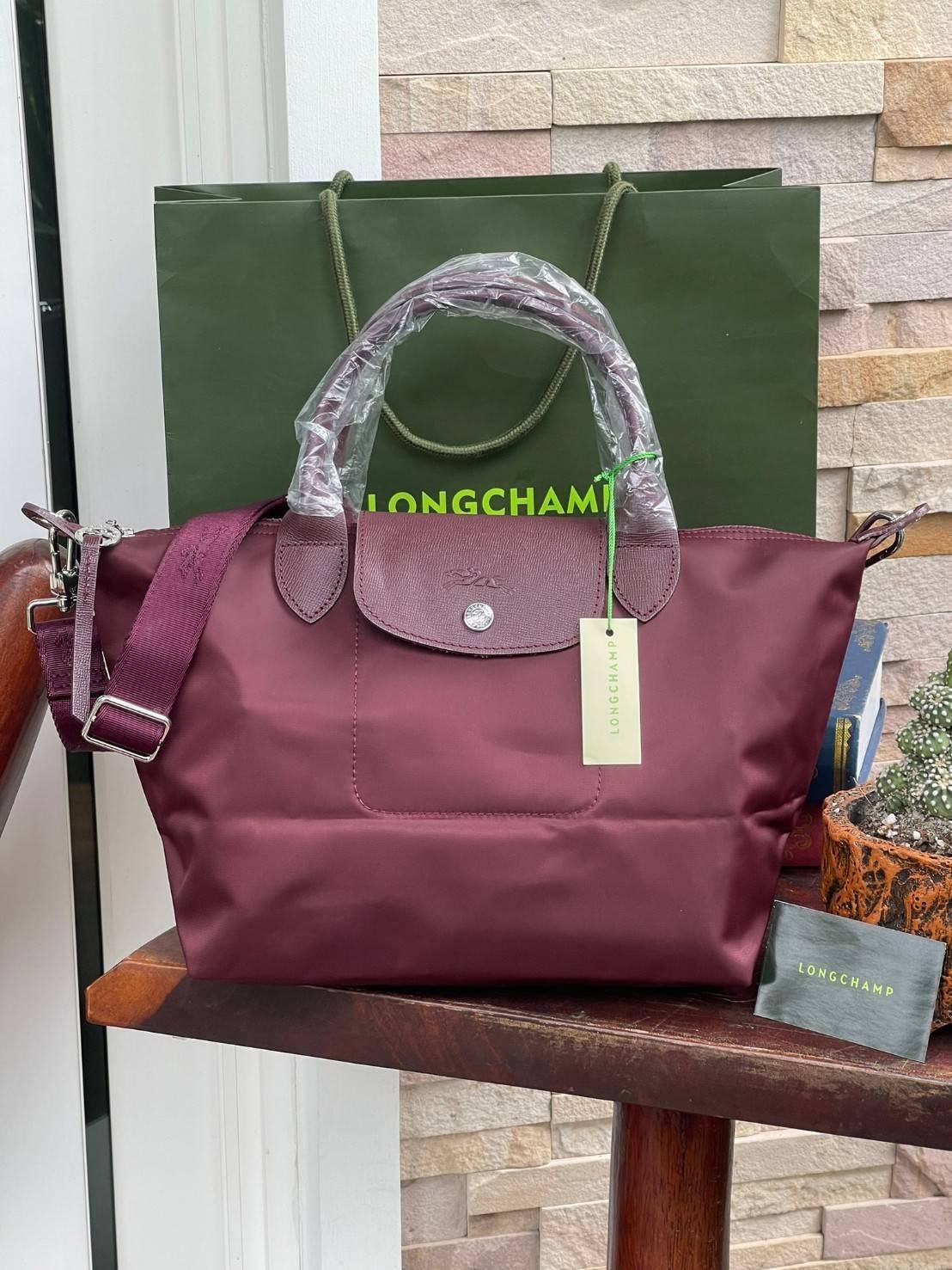 Longchamp LE PLIAGE NÉO TOP HANDLE BAG อีกหนึ่งรุ่นยอดนิยม ที่สาวๆ ต้องมีไว้เก็บไว้สักใบ กระเป๋าโท้ทใบนี้ มาพร้อมกับสีที่มีสไตล์เรียบง่าย มีสายสะพายยาวปรับสั้นยาวได้ช่วยให้คุณสามารถสะพายไหล่ได้อย่างสบาย ในตัวสายปักโลโก้อันเป็นสัญลักษณ์ ในขณะที่ที่ปิดแบบซิ