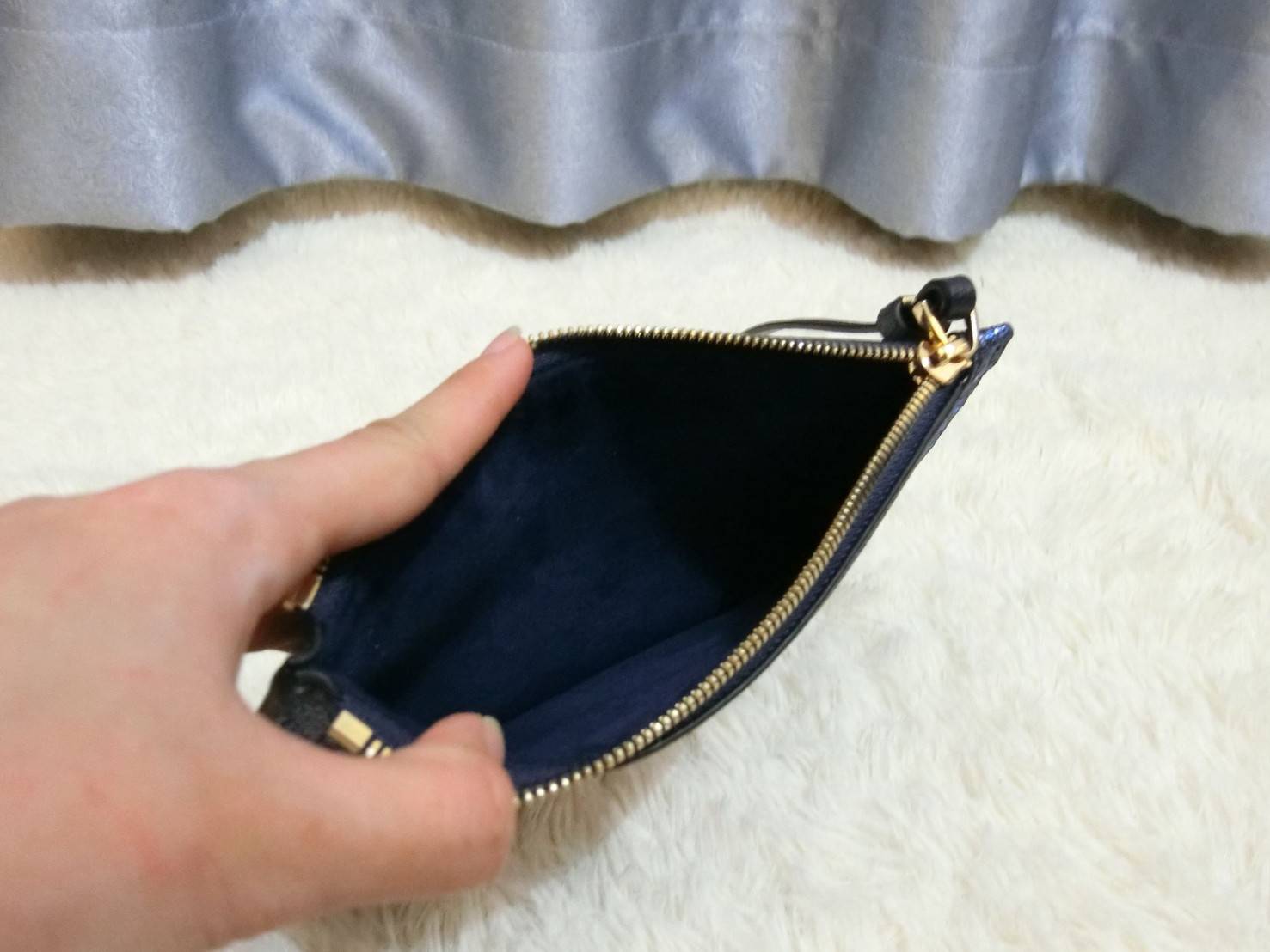 Coach Star Glitter Corner Zip Wristlet / FACTORY HK กระเป๋าคล้องมือทรงคลัช ตัวกระเป๋าตกแต่งกริ๊ตเตอร์ ด้านหน้าติดอะไหล่แบรนด์ สวยหรู เปิดปิดด้วยซิป ด้านในบุผ้ากำหยี่สามารถใส่โทรศัพท์มือถือได้ทุกรุ่น มาพร้อมสายคล้องมือ 1เส้น MUST HAVE!!