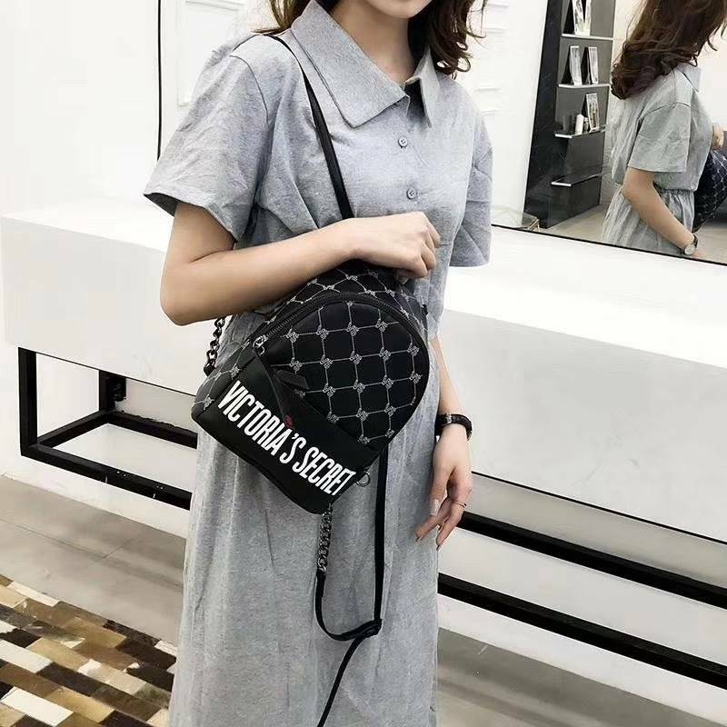 VICTORIA'S SECRET Monogram Mini Citypack กระเป๋าเป้รุ่นใหม่ ดีไซน์สวยเรียบหรู วัสดุหนังเรียบลาย Monogram Cool ขนาดกลางกำลังดี ใส่มินิไอแพค กระเป๋าสตางค์ยาวได้ น้ำหนักเบา เปิดปิดด้วยซิปเดียวหางซิปยาวสกรีนโลโก้แบรนด์ สายสะพายโซ่ต่อหนังแบบเข็มขัดปรับระด
