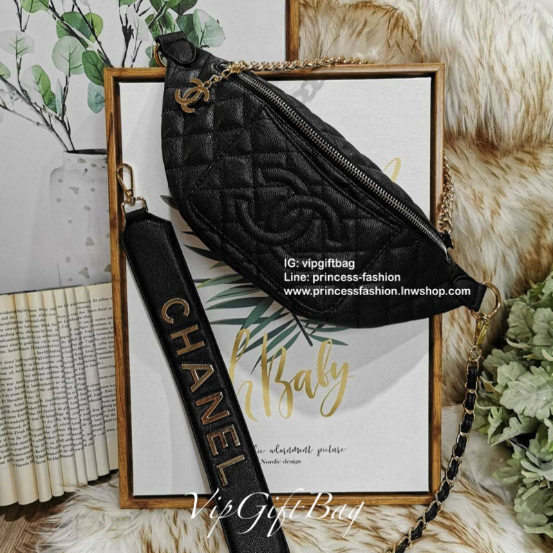 Chanel Waist Bag With Chain VIP Gift With Purchase (GWP) รุ่น Limited พรีเมี่ยม Chanel Perfume Counter กระเป๋าสะพาย คาดเอว หรือคาดอกรุ่นใหม่ล่าสุดวัสดุหนังคาเวียร์ลายตารางเปิดปิดด้วยซิปห้องอะไหล่แบรนด์ สะดวกใช้ ภายในมีโลโก้ ใส่มือถือ iphone ของจุกจิกได้ ร