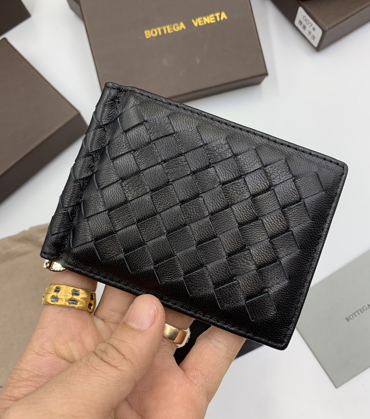 หนังแท้ BOTTEGA VENETA MONEY CLIP WALLET / BV Wallet / BV Men's Wallet พร้อมส่งที่ไทย กระเป๋าสตางค์ใบสั้น รุ่นคลาสสิกพร้อมคลิบโลหะ ที่หยิบมาใช้งานได้บ่อยที่สุด งานหนังลูกวัวแท้ทั้งใบ ใช้ทนทานได้นาน ใช้ทนทา