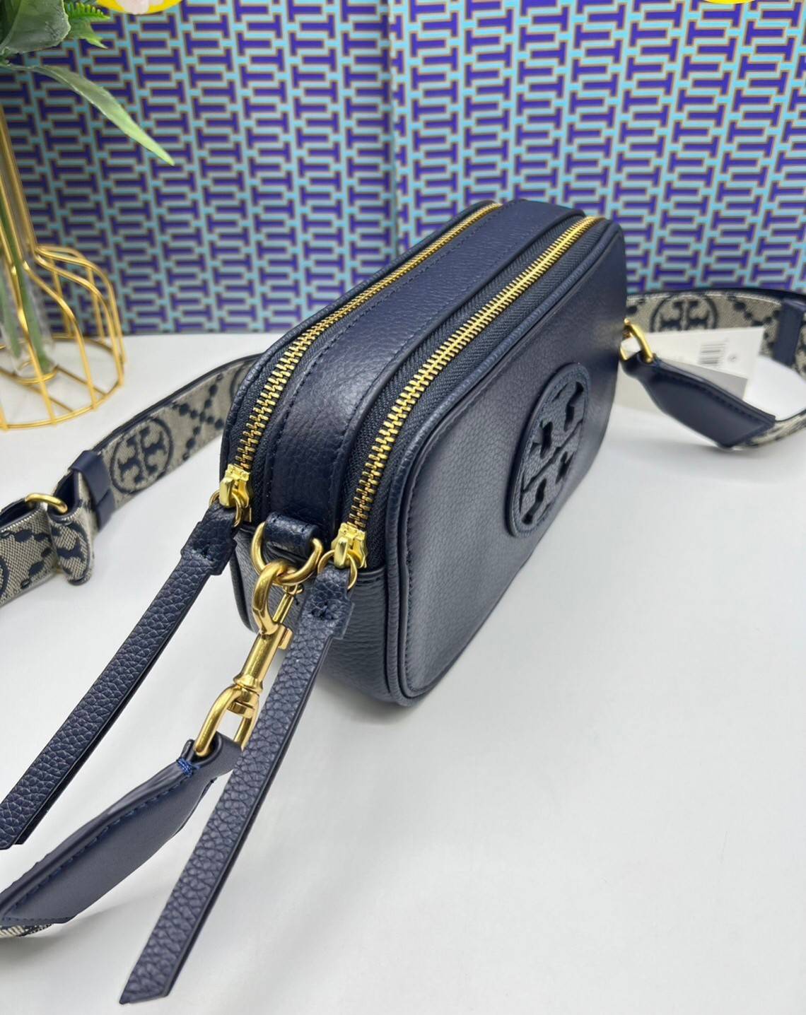 TORY BURCH Miller Mini Crossbody Bag / TORY CAMERA BAG / TORY BAG พร้อมส่ง 5 สี กระเป๋าสะพายใบเล็กมินิมอลในรูปทรงใหม่ที่คล่องตัว