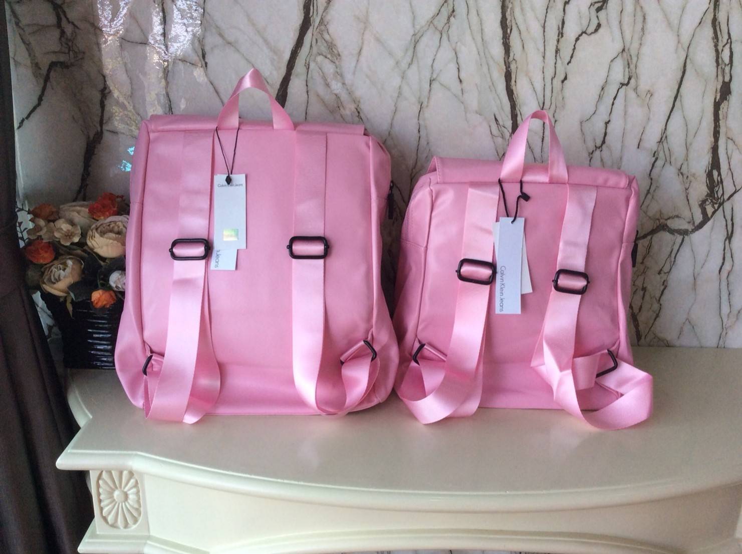 CALVIN KLEIN JEANS NYLON BACKPACK กระเป๋าสะพายเป้มี 2 size ให้เลือกตามการใช้งาน วัสดุ Nylon + Polyester 100% น้ำหนักเบา กันน้ำปานกลาง ด้านหน้าสกรีนโลโก้ Calvin Klein Jeans เปิดปิด 2 ชั้น ด้วยตัวล็อค เเละซิปเดียวด้าน ภายในกว้าง ใส่ A4, iPad หรือเสื้อผ้าได้