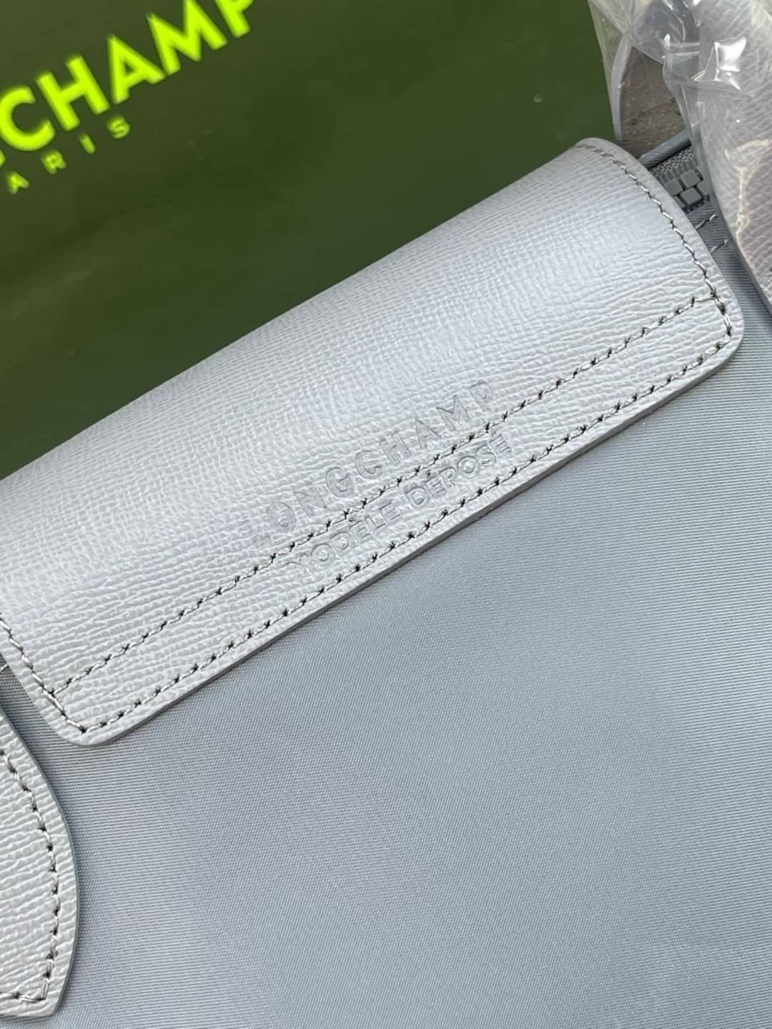 8สี พร้อมส่ง Longchamp LE PLIAGE NÉO TOP HANDLE BAG (medium size) อีกหนึ่งรุ่นยอดนิยม ที่สาวๆ ต้องมีไว้เก็บไว้สักใบ กระเป๋าโท้ทใบนี้ มาพร้อมกับสีที่มีสไตล์เรียบง่าย มีสายสะพายยาวปรับสั้นยาวได้ช่วยให้คุณสามารถสะพายไหล่ได้อย่างสบาย ในตัวสายปักโลโก้อันเป็นสั