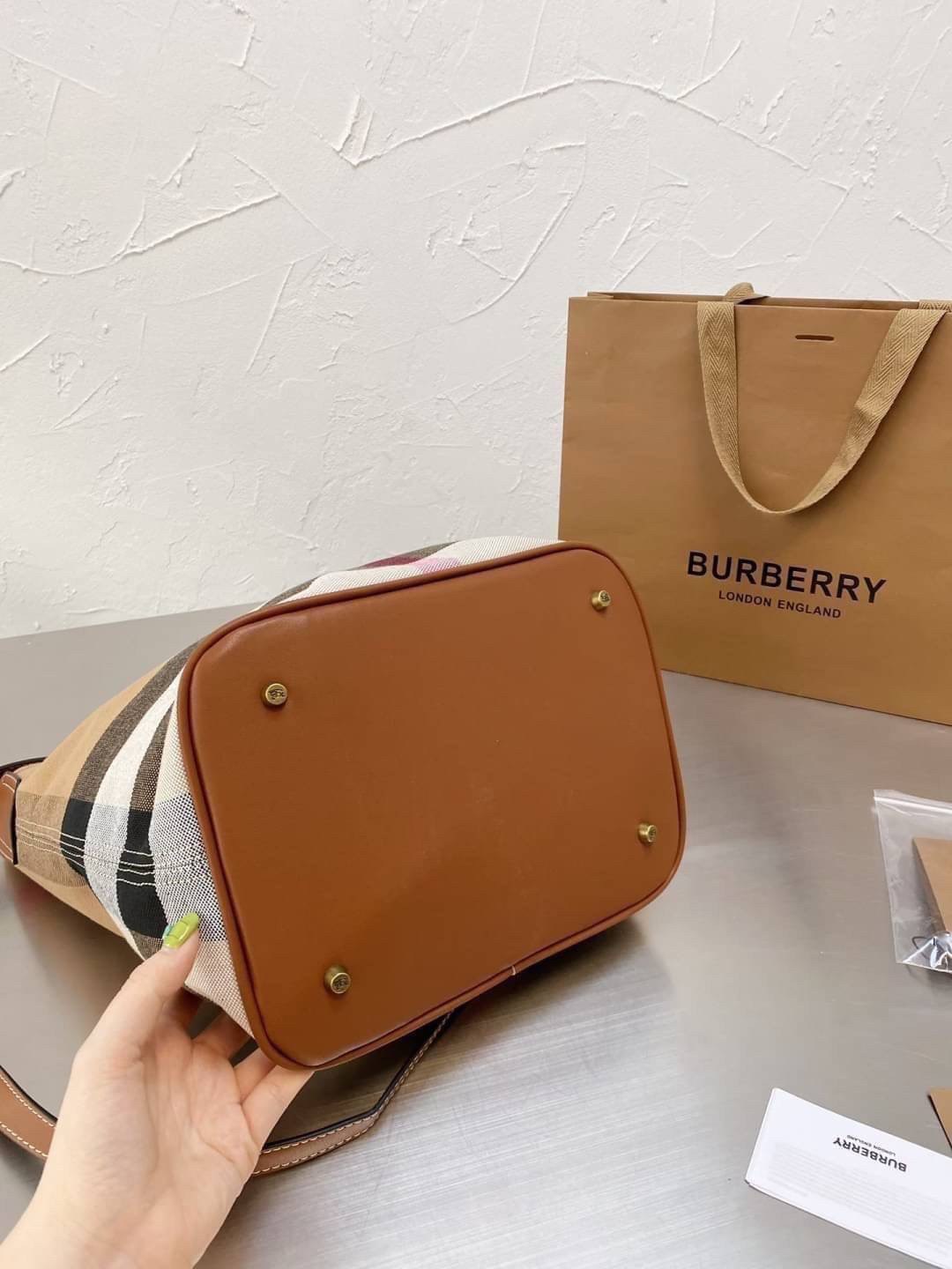 Burberry Ashby In Canvas Check And Leather / BURBERRY VINTAGE CANVAS BUCKET BAG 10" กระเป๋าถือทรงโท้ทผ้าแคนวาสพิมพ์ลายแบรนด์มาพร้อมสายยาวสายหนังแบบถอดใช้งานได้ วัสดุผ้าCanvas เนื้อหนาซับในอย่างดี ลายแบรนด์สวยมากคะ