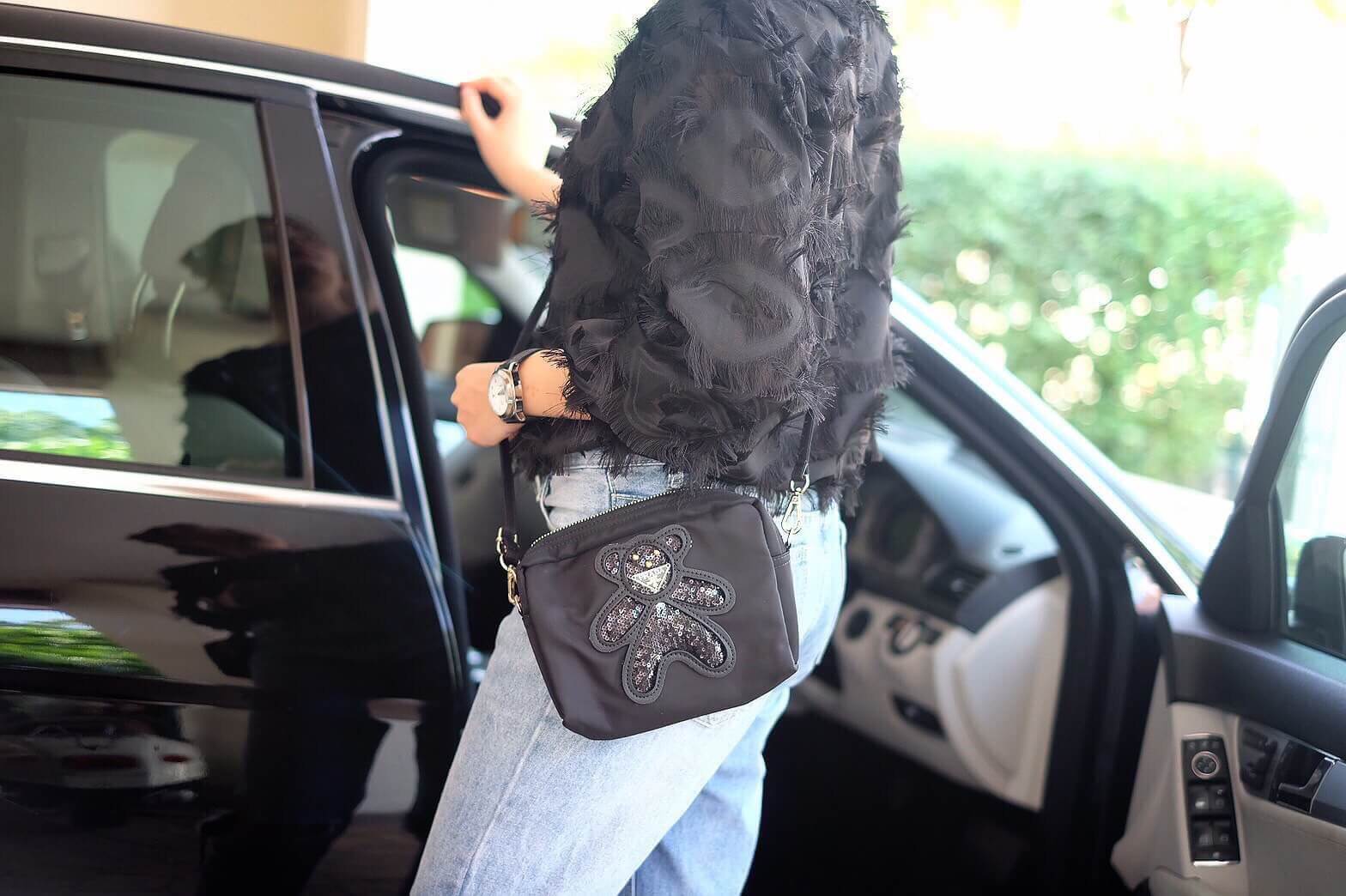 งานพรีเมี่ยมกิ้ฟ จากเคาเตอร์ต่างประเทศคะ 🐼รุ่น Limited edition ค่า ได้ กระเป๋าอเนกประสงค์ จากแบรนด์ PRADA มาค่า เป็น กระเป๋าผ้าไนล่อน ตามแบบฉบับของแบรนด์เลย ใบนี้มีสายยาวให้คะ เลิศมาก สะพายเป็น shoulder bag ได้เลย ขนาดกำลังดีคะ ใส่มือถือได้ทุกรุ่น