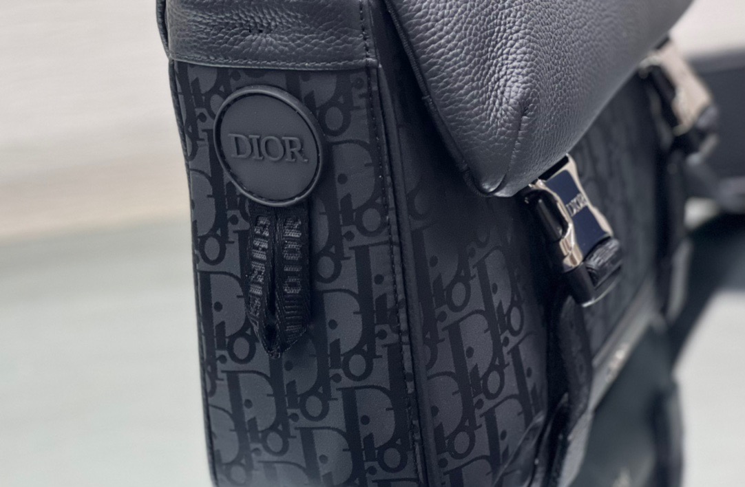 Dior Explorer Messenger Bag Black / Dior messenger bag / Dior Oblique Mirage Technical Fabric and Grained Calfskin เกรดเทพออริจินอล หนังแท้ ภาพถ่ายจากสินค้าจริง ใช้งานต่างประเทศได้
