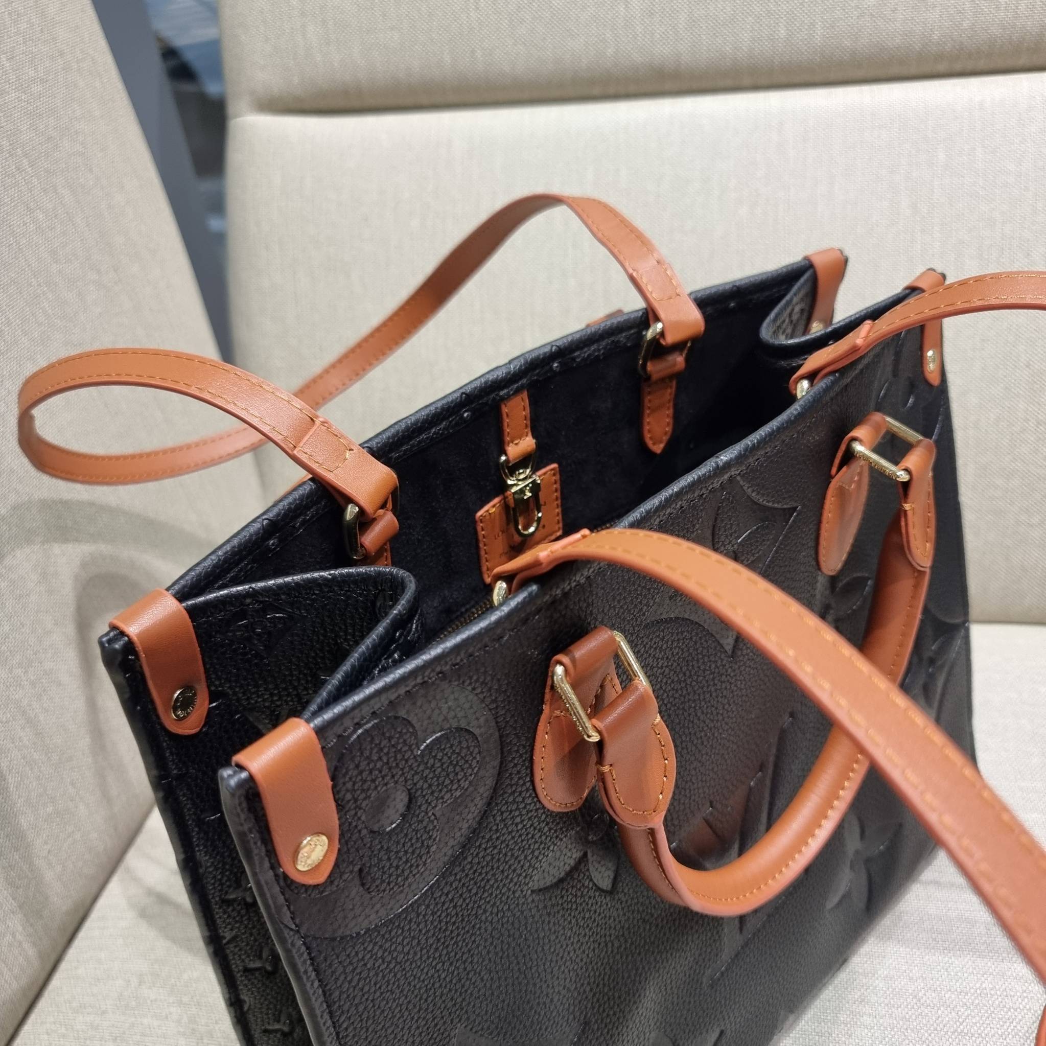 LV crossbody tote bag / LV Shopping Bag ดีไซน์สวยคม สมราคา ดูแพงไปอีก ด้วยดีเทลลายของหนัง crossgrain กระเป๋าทรงโท้ทคลาสสิค ผู้ดียืนหนึ่ง โทนสีใช้งานง่าย แมทช์ได้ทุกลุค มาพร้อมหูจับในตัว แบบหูหิ้ว และหูยาวสำหรับสะพายไหล่ เก๋มาก ชิคมาก ภายในโล่งกว้างมาก มีอ