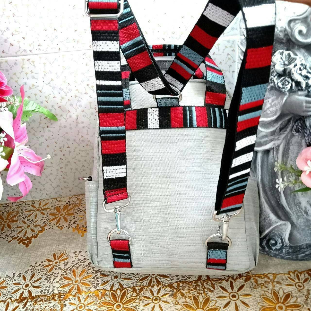 KIPLING 2WAYS MINI BACKPACK 👍กระเป๋าสะพาย2Wayรุ่นใหม่วัสดุ Nylon & Polyester 100% 👍หูหิ้วมีลายปั้มแบรนด์ 👍สายสะพายยาวเลื่อนปรับได้ถอดได้ 👍สามารถถือหรือสะพายได้ จะสะพายไหล่ สะพายเฉียง Crossbody หรือจะคล้องสายเป็นเป้สะพายหลัง