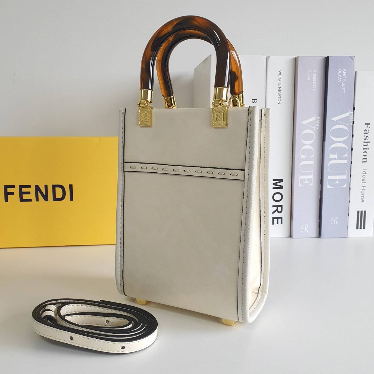 สวยหรูมาก กับ FENDI MINI SUNSHINE SHOPPER วัสดุหนังแท้ทั้งใบ ปั้มชื่อแบรนด์ด้านหน้า ที่จับเซรามิคสีสวยมีสลักแบรนด์ *ทรงมินิน่ารัก ด้านในเป็นช่องโล่งกว้าง สามารถใส่ กระเป๋าสตางค์สั้น มือถือได้ทุกรุ่น มาพร้อมสายสะพาย ถอดปรับได้ อะไหล่ปั้มแบรนด์สีทอง ปั้มโลโ