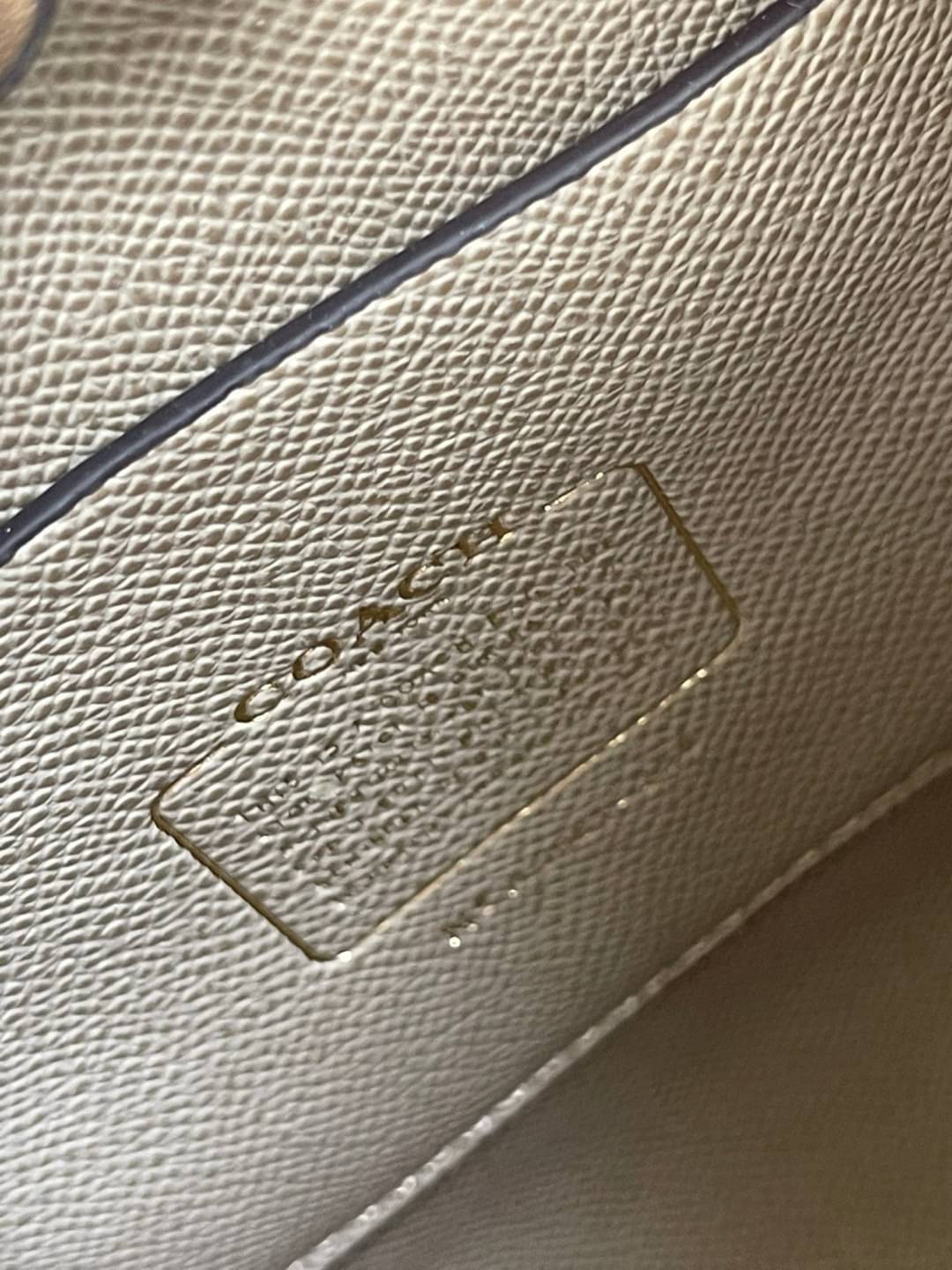 Coach Lena Crossbody Signature Bucket Bag กระเป๋าสะพายไหล่สุดคลาสสิกรุ่นนี้ เป็นรูปทรงถัง ที่สามารถจุของได้กำลังดี สำหรับสาวๆสายแฟชั่นที่ชอบรายละเอียดชิคๆ ดีไซน์เก๋ ด้วยรูปทรงของกระเป๋าที่ออกแบบมาให้ฐานเป็นรูปสี่เหลี่ยมทำให้กระเป๋ายังคงรูปทรงได้ง่าย มีสาย