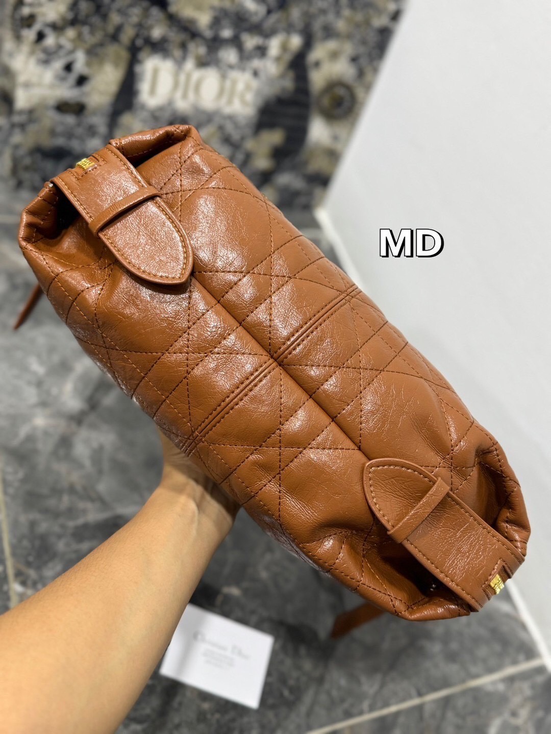 Dior Medium D-Journey Bag 35cm กระเป๋าสะพายนิยามใหม่ดีไซน์ทันสมัย โดดเด่นด้วยรูปทรงโฮโบที่มาพร้อมกับดีไซน์ที่นุ่มนวลและทันสมัย ดีเทลดูดีมีกิมมิคในตัว ภายในโล่งกว้าง