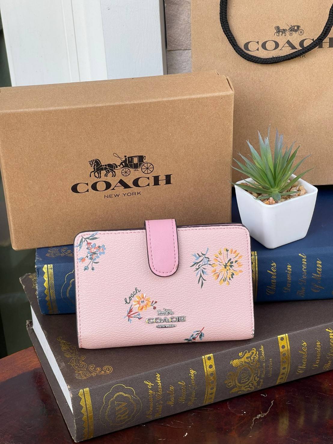 COACH MEDIUM CORNER ZIP WALLET IN SIGNATURE CANVAS กระเป๋าสตางค์ขนาดกลางที่ถือว่าเป็นไอเทม Must Have ของทุกเพศทุกวัยที่ต้องพกติดตัวไว้ตลอดเวลา เพราะนอกจากจะช่วยจัดเก็บเงิน บัตรประชาชน บัตรเครดิตและต่าง ๆ ให้เป็นระเบียบเรียบร้อยยังต้องคำนึงถึงประโยชน์ใช้สอ