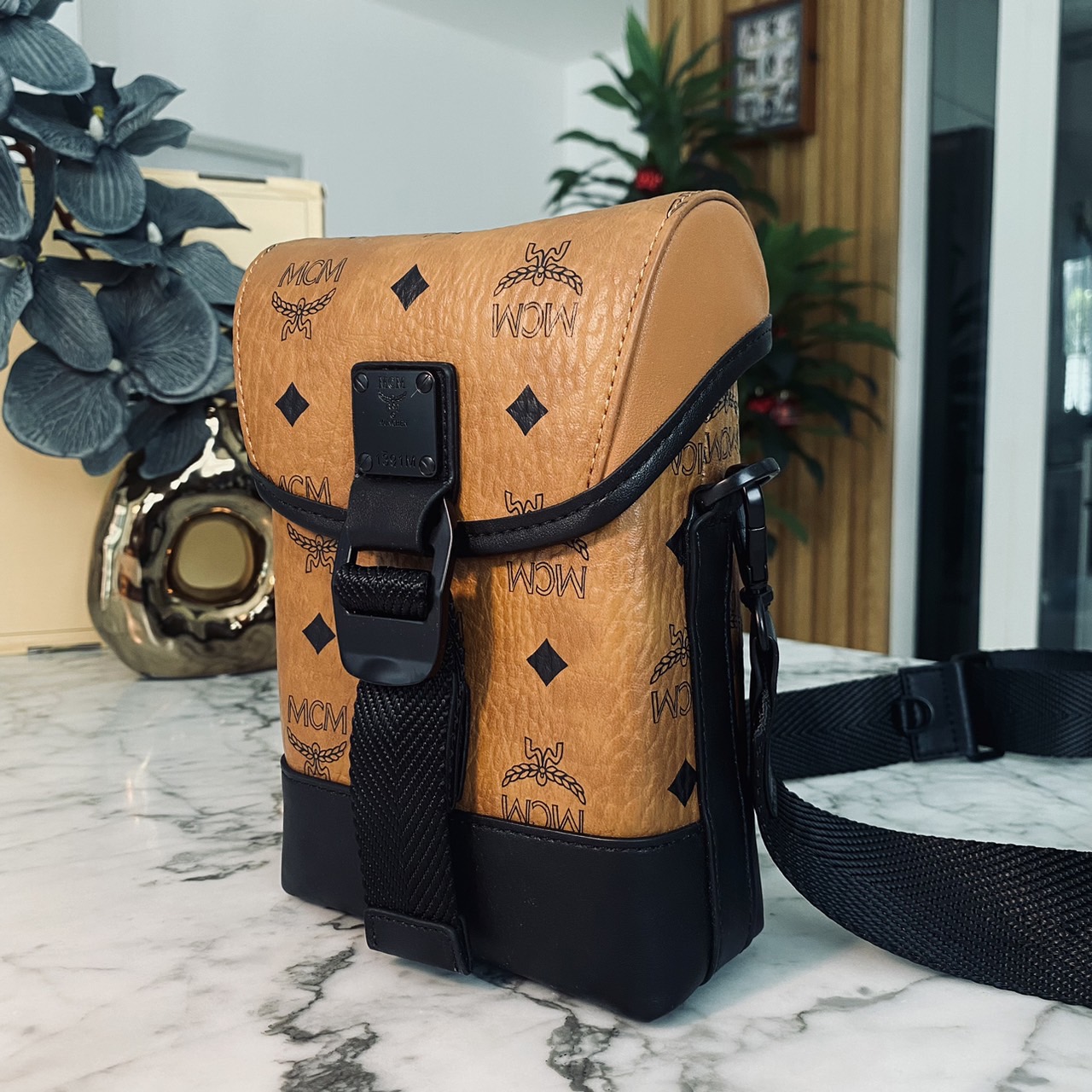 M.C.M Small Aren N/S Crossbody in Visetos Cognac คอลใหม่เอาใจหนุ่มๆ สั่งก่อนหล่อก่อนน้าา!! กับกระเป๋าสะพายข้างสุดชิค ที่ดูดีมีเสน่ห์มากๆ เห็นแล้วก็ต้องหลงแน่นอน