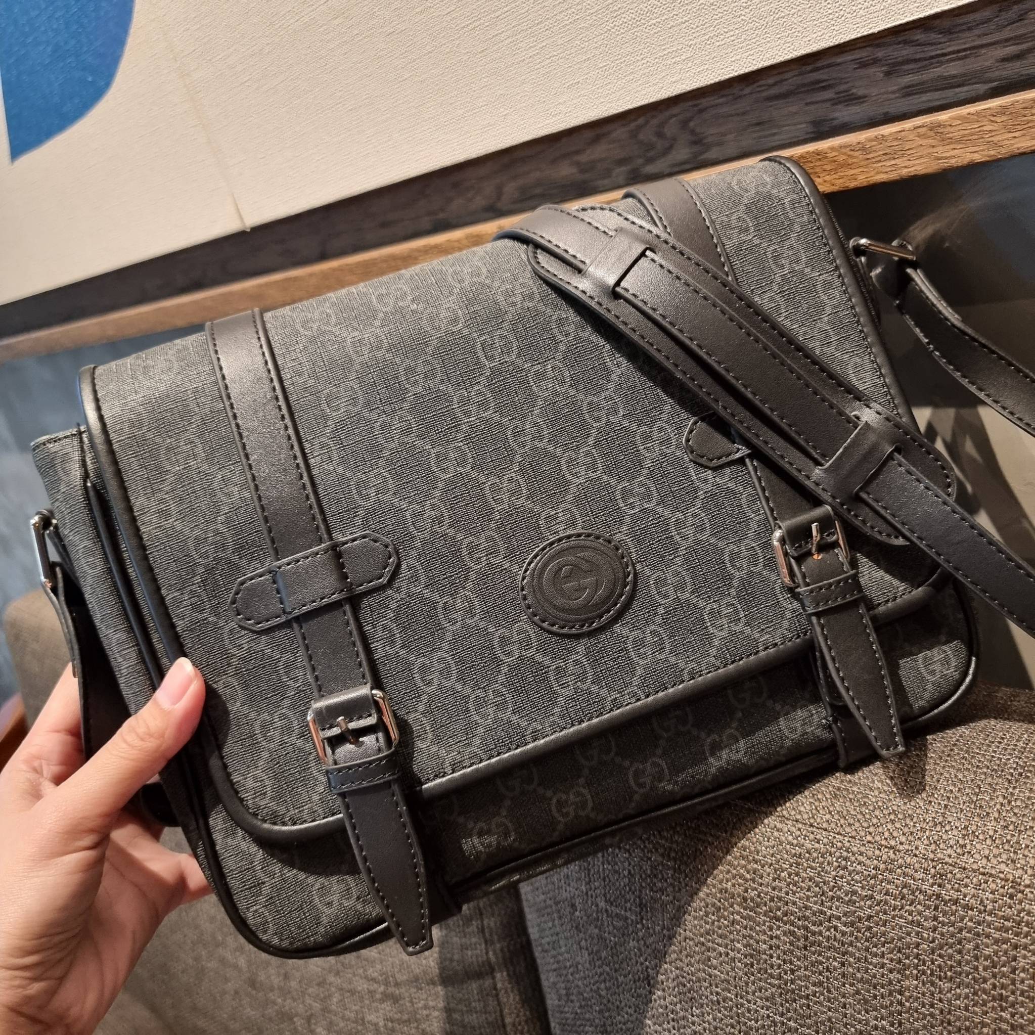 Gucci GG Supreme messenger bag GC MESSENGER VINTAGE BAG กระเป๋าสะพายข้างทรงแมสเซนเจอร์ ย้อนยุค ลุคผู้ดีแบบลูกคุณ ดีไซน์ unisex ใช้ได้ทั้งชายและหญิง พรีเมี่ยมกิ๊ฟวีไอพี วัสดุหนังแคนวาส ใช้งานง่ายด้วยฝาเปิดกระดุมแม่เหล็ก ด้านหลังมีช่องเก็บของจุกจิกได้ ภายใน