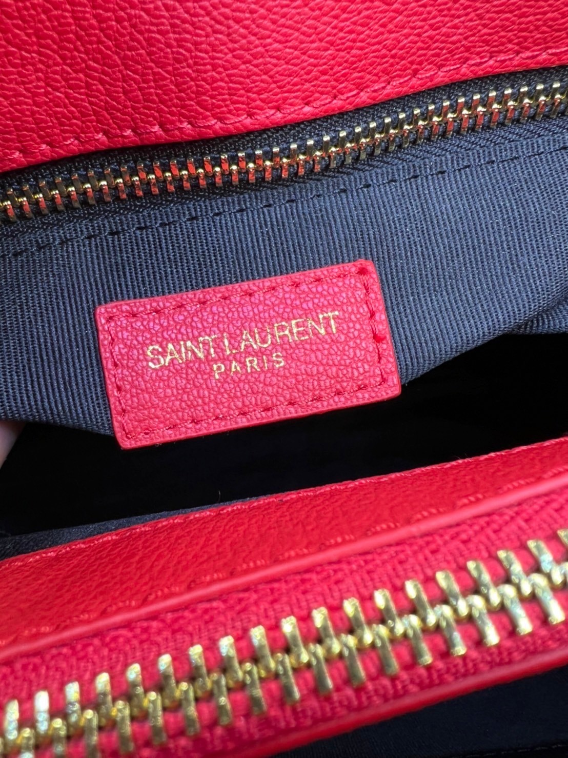 หนังแท้ Saint Laurent YSL Monogram Shopping Large Tote Bag กระเป๋าทรงช้อปปิ้งใบใหญ่ จุของได้เยอะ ภายในแบ่ง 2 ช่อง พร้อมซิปช่องกลาง ภาพสินค้าถ่ายจากงานขายจริง ใช้งานต่างประเทศได้