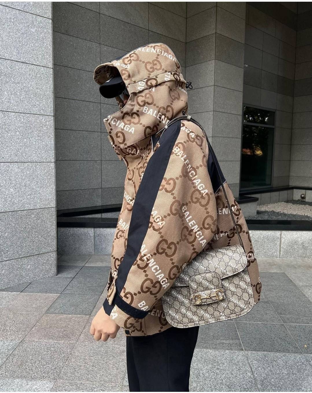 GUCCI x Balenciaga Horsebit 1995 รุ่นเด็ดสุด!! ฮ็อตสุด!! ที่ไม่ว่าใครก็ต้องรอคอย กับโปรเจคสุดเลิศ Balenciaga × Gucci strap shoulder bag กระเป๋าสะพายไหล่/สะพายข้าง ดีไซน์ใหม่ที่คอลแลบระหว่าง 2 แบรนด์สุดโต่งในเรื่องแฟชั่น รับรองความสวยไม่โป๊ะ วัสดุหนังแคนวา