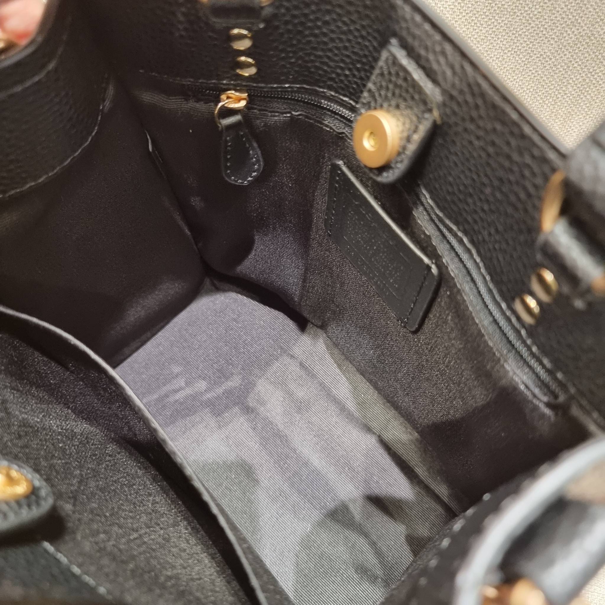 COACH C6988 DEMPSEY TOTE 22 WITH TIGER PRINT ใหม่ล่าสุดน้องเสือนำทรัพย์ 🐯🐯 คอลเลคชั่นฉลองปีเสือต้องมาจ้า กับรุ่นสวยคลาสสิค กระเป๋าทรงโท้ท ขนาดน่ารักน่าใช้มากๆ ดีไซน์พริ้นท์ลายเสือดึงดูดสายตา สวยมีสเน่ห์ที่สุด!! ฟังก์ชั่นการใช้งานสะดวก มีทั