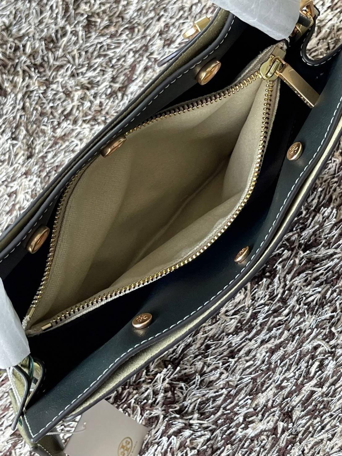 Tory burch lee radziwill pebbled small double bag กระเป๋า Lee Radziwill Double Bag สุดหรู ที่คำนึงถึงการเลเยอร์หนังและหนังกลับอย่างประณีตลงไปในงานดีไซน์ สามารถปรับปากกระเป๋าได้ 3 แบบตามต้องการ พร้อมนำเอาความเป็น American Luxury มาตีความใหม่ผ่านแง่มุมของคว