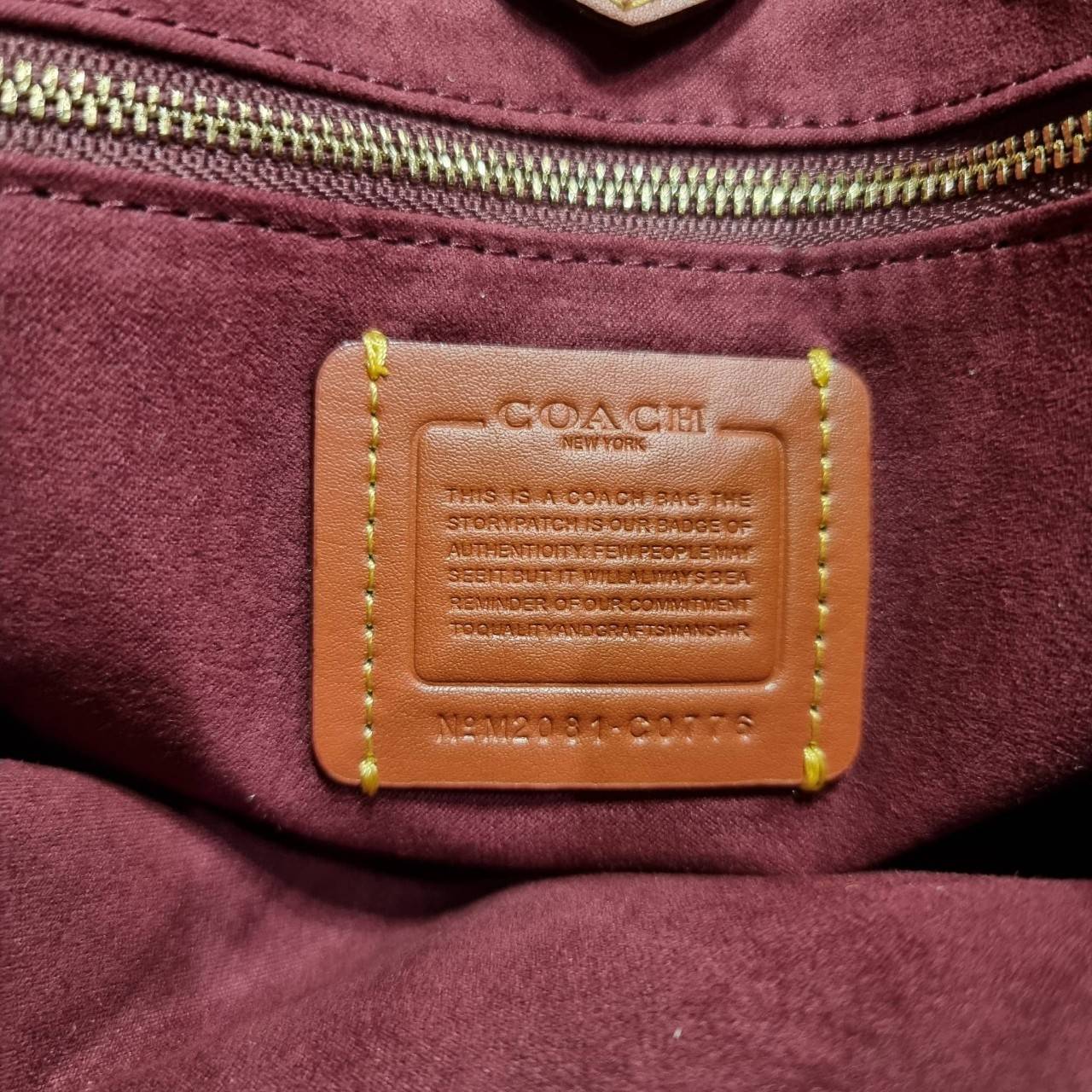 COACH C0776 FIELD TOTE WITH HORSE AND CARRIAGE PRINT คอลเลคชั่นสุดคลาสสิค สวยหรูดูแพง กระเป๋าทรงโท้ท ไซส์ใหญ่จุคุ้ม ฟังก์ชั่นการใช้งานสะดวกที่สุด มีทั้งสายคล้องแขนในตัว และสายครอสบอดี้ วัสดุหนังแคนวาสเคลือบลายสลับหนังแท้ ปากกระเป๋ามีกระดุมแม่เหล็กไว้ปิดกั