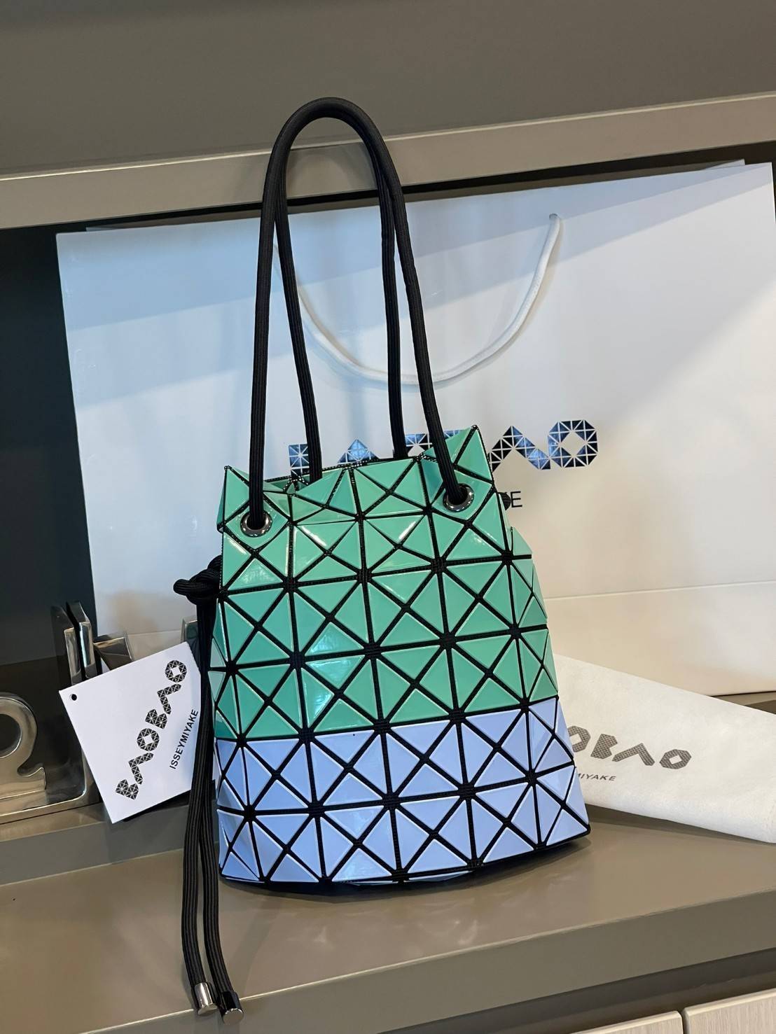 Baobao Issey Miyake Wring Small Bag กระเป๋าสะพายครอสบอดี้พร้อมสายรูดเปิดปิด สามารถปรับความยาวของสายได้ตามสไตล์ความชื่นชอบ ด้วยดีไซน์ทรงน่ารัก เหมาะสำหรับให้สาวๆหยิบใช้ในวันสบายๆ แต่เต็มเปี่ยมไปด้วยความคล่องแคล่ว ไฮไลต์ของซีซั่นนี้คือกระเป๋าที่มาพร้อมกับเช
