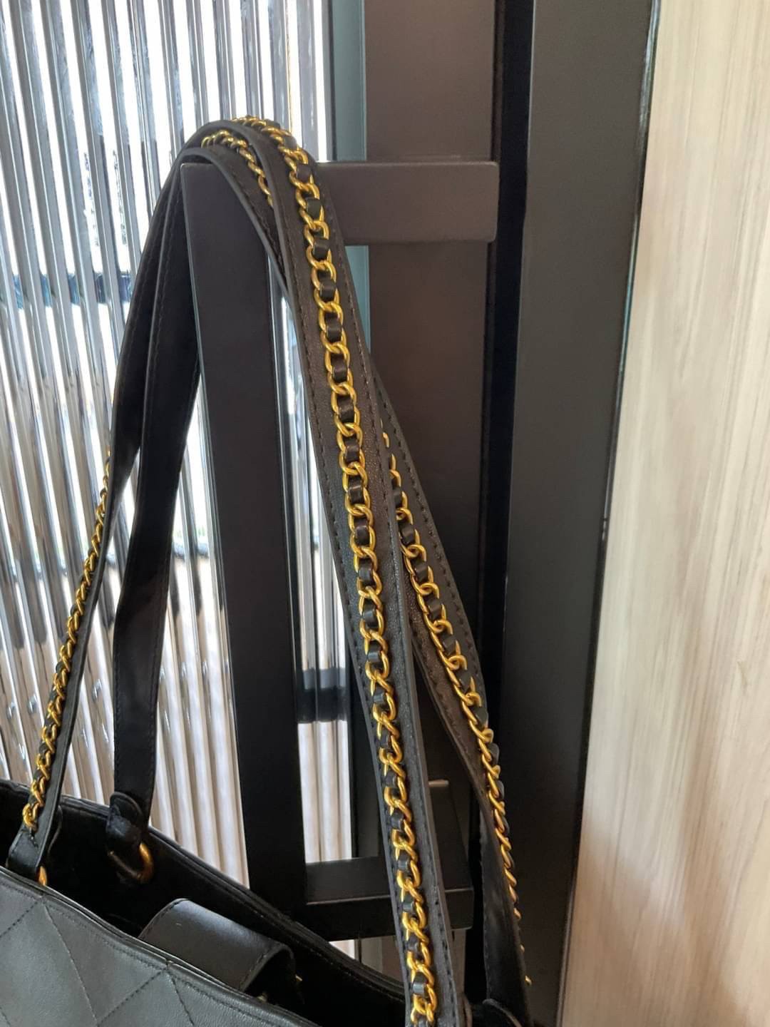 รุ่นใหม่ล่าสุด ทรงที่สาวๆรอคอย CHANEL LEATHER TOTE BAG ไซส์ใหญ่อลัง ตัวกระเป๋าเป็นหนังเต็มใบ เนื้อหนาดีมาก อะไหล่ทองวินเทจ ประดับโลโก้แบรนด์สุดหรู