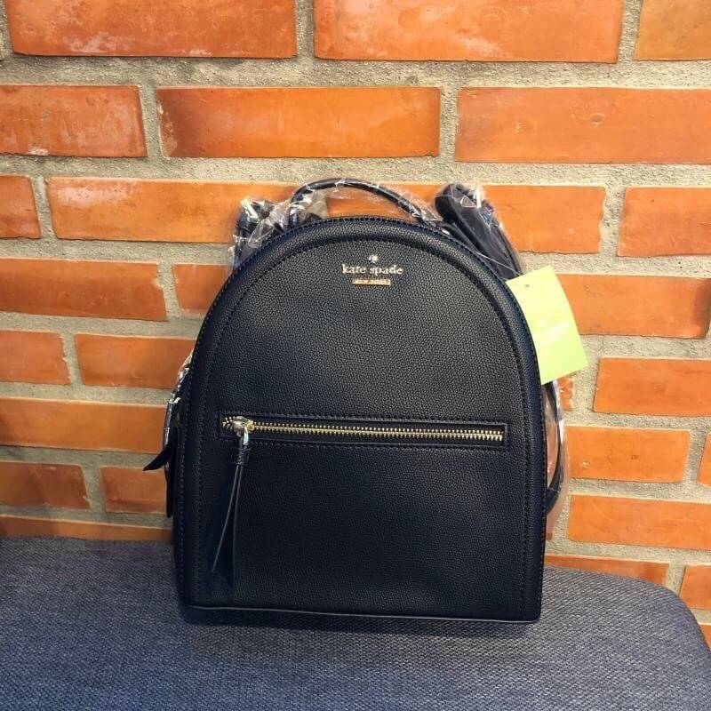 kate spade (spades) Back pack กระเป๋าเป้สะพายหลัง วัสดุหนังpu อยู่ทรง น้ำหนักเบา ใส่ของได้เยอะ ขนาดกำลังดีไม่ใหญ่จนเกินไป ภายในซับด้วยผ้าลายแบรนด์ มีสายสั้นสำหรับถือ สายสะพายยาวปรับได้ 5 ระดับ