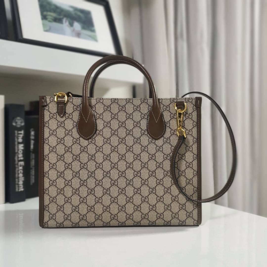 GUCCI FRAGRANCES CROSSBODY BAG VIP ORIGINAL 1:1 GIFT WITH PURCHASE (GWP) พรีเมี่ยมกิ๊ฟ Limited Edition จาก GUCCI PERFUME ใบใหญ่ทรง TOTE **ใส่ไอแพดได้ วัสดุ Geniune Leather หนังแท้ตัดผ้าแคนวาส ทรงเหลี่ยมสุดฮิต ดีไซน์สวยอยู่ทรง ภายในโล่งกว้าง มาพร้อมช่องซิป