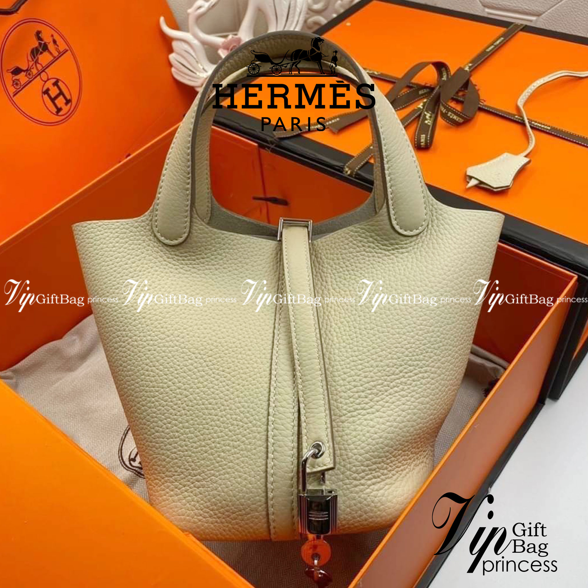 หนังแท้ Hermes Picotin Lock 18 bag กระเป๋าถือแบรนด์หรูระดับโลก งานเกรดออรินอล หนังแท้ทั้งใบ หนังมีลายทอริลลอนคล้ายของจริง มาพร้อมตัวล็อคเคลลี่ Kelly lock รูปทรงเรียบแต่หรู ใช้งานได้ทุกโอกาส ถือง่าย ใช้งานง่าย ภายในโล่งกว้าง ภาพสินค้าถ่ายจากงานขายจริง ใช้ง