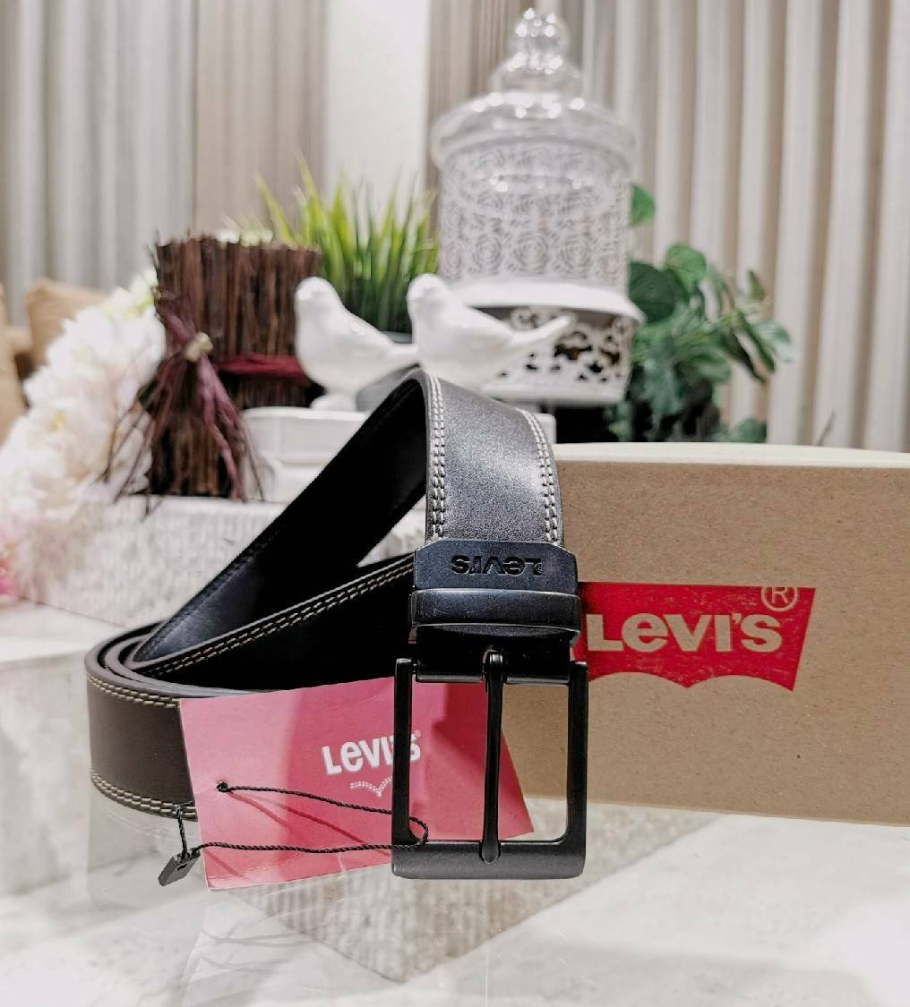 Levie's men reversible Leather Belt Gift Box รุ่นยอดนิยมสายเข็มขัดด้านหนึ่งเป็นสีดำอีกด้านเป็นสีน้ำตาลสามารถสลับด้านใช้ได้ หัวเข็มขัดอะไหล่โลหะปั้มโลโก้สามารถปรับพลิกหน้าหลังได้ดีไซน์คลาสสิคเข้าได้กับทุกชุดสายสามารถปรับได้หลายระดับ แข็งแรงทนทานสินค้า