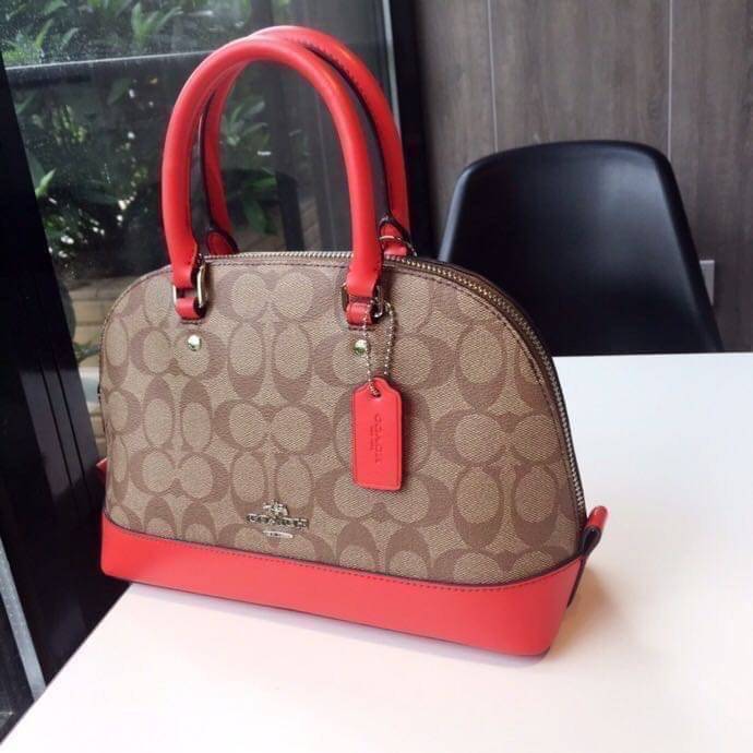 Coach Mini Sierra Signature กระเป๋าถือทรงโดม ภายในกว้างสามารถใส่กระเป๋าเงินเล็ก และมือถือได้ และยังมีช่องซิปเล็ก 1 ช่อง ด้านหลังมีกระเป๋าเล็กเก็บบัตร 1 ช่อง ใครยังไม่มีพลาดไม่ได้แล้วนะคะ