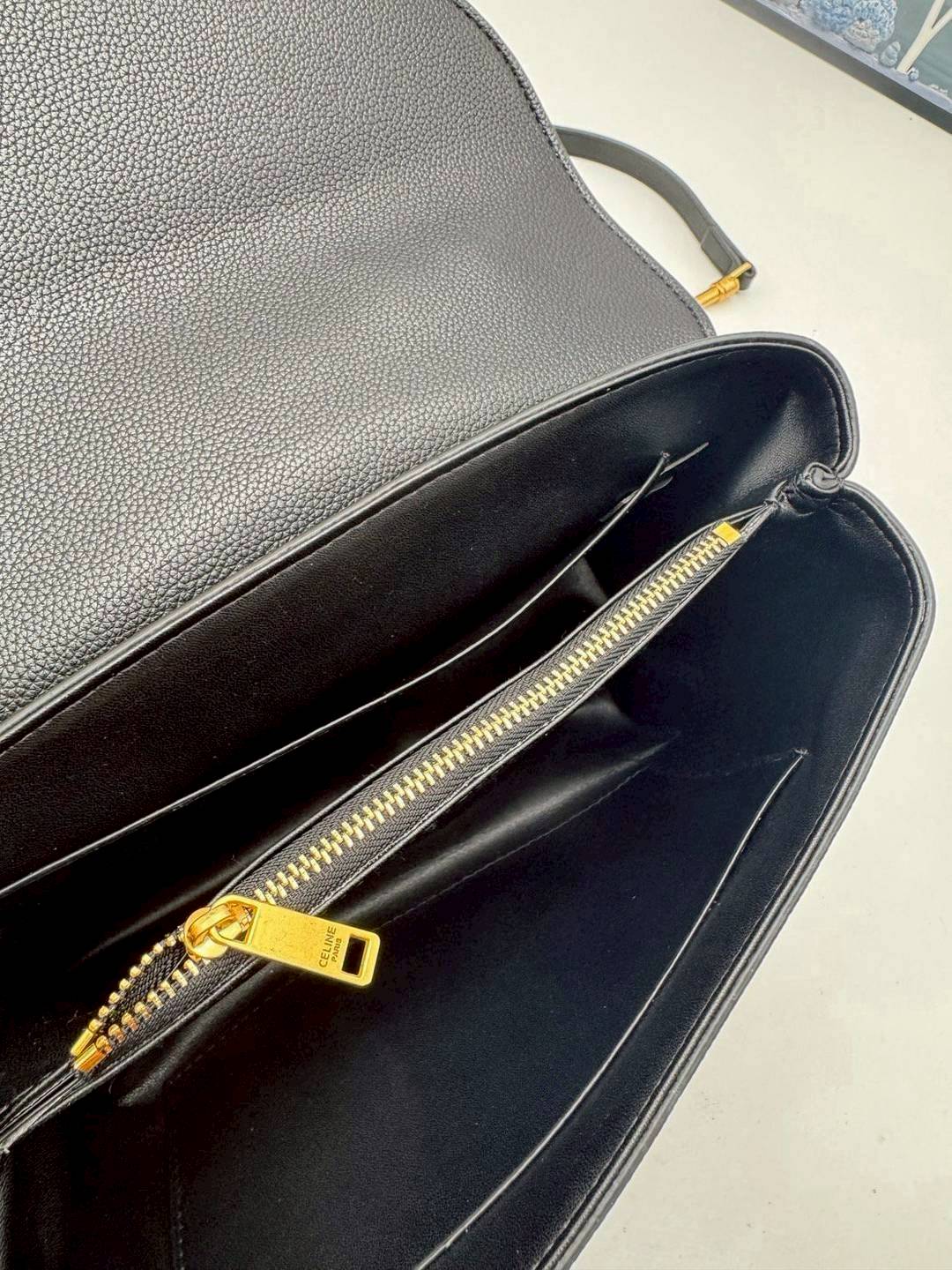 CELINE NINO BAG IN SUPPLE GRAINED LEATHER กระเป๋าสะพายพร้อมหูจับในตัว ดีไซน์แบบสวยสับดูแพงสุดๆ รูปทรงคลาสสิคทำให้ใช้งานได้ง่าย แมทช์ได้หลากหลายสไตล์ สวยมาก