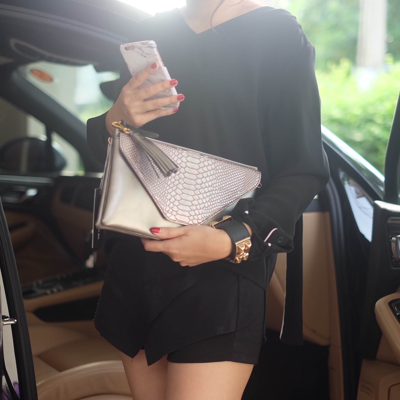 มาตามคำเรียกร้องคะสำหรับ size นี้ รอบนี้ ได้ ของ KEEP BRAND มาคะ รับรองความสวย 😍กระเป๋า KEEP Doratry shoulder &clutch bag ตัวกระเป๋าผลิตจากหนังแกะเทียม ตัดกับ ลายงู ลายหนังชัดเจน สวย อะไหล่ทองเพิ่มความหรูให้กับกระเป๋าสุดๆคะ 🌵จุดเด่นคือ สาม