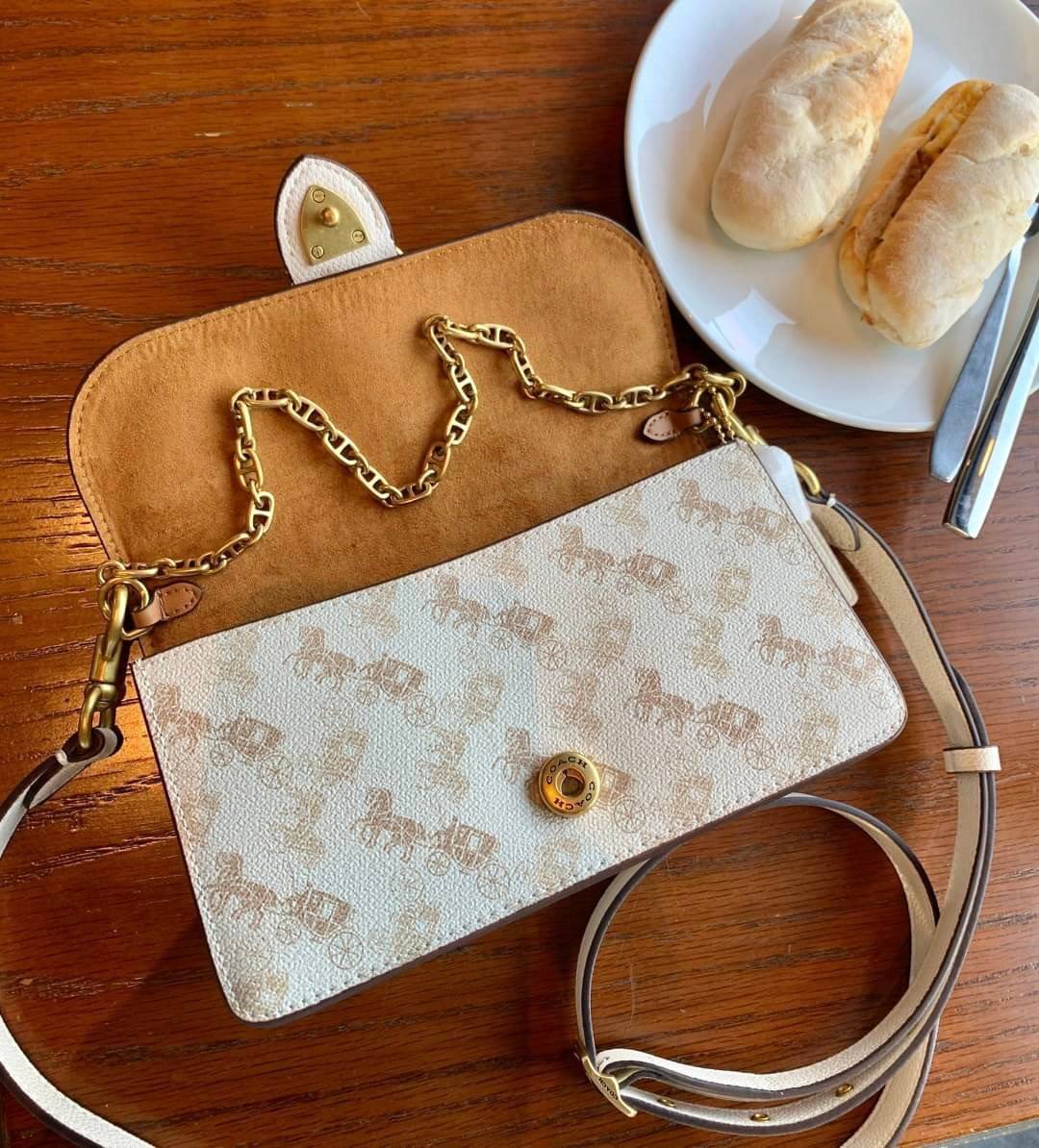 Coach Beat Crossbody Clutch In Signature Canvas With Horse And Carriage Print((6910//4760)) 🌈ได้ไปไม่ผิดหวังแน่นอนค่ะ! กระเป๋าหิ้วได้//คลัทออกงานได้//สะพายครอสบอดี้ร์ได้ สุดคุ้ม! หนังแท้อย่างดี smooth leather ค่ะ