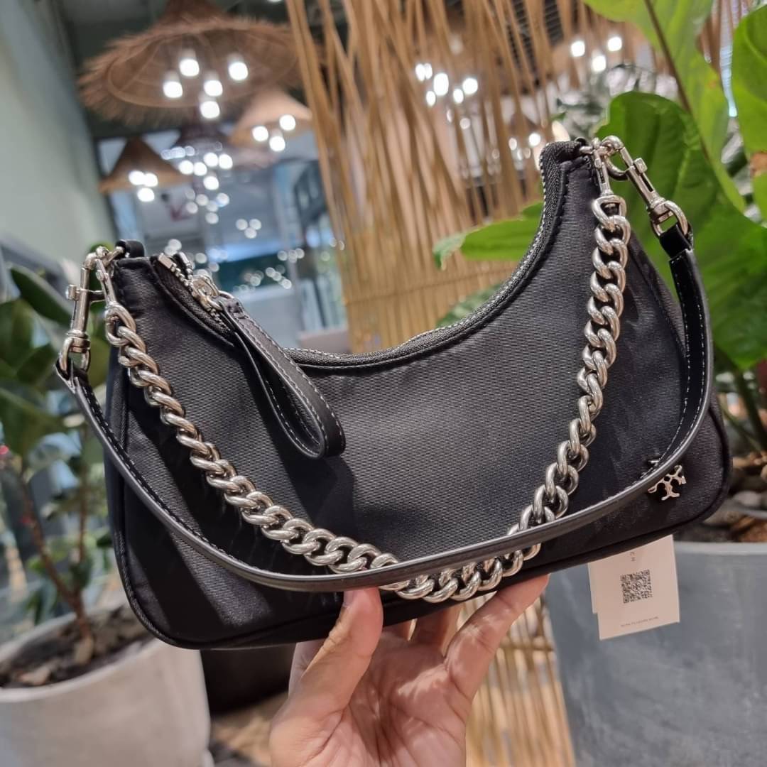 TORY BURCH MERCER NYLON SMALL SHOULDER BAG ใหม่ก่อนใคร!! กับคอลหวานๆ สดใสๆ กระเป๋าสะพายทรงโฮโบ ขนาดกะทัดรัด ฟังก์ชั่นการใช้งานจัดแบบเต็มที่ ด้วยสายสะพายถึง 3 เส้น สายโซ่คล้องแขน สายหนังแบบสั้นคล้องไหล่ และสายสปอร์ตเส้นใหญ่ ดูดี!! คุ่มแค่ไหนคิดดู!! วัสดุผ้