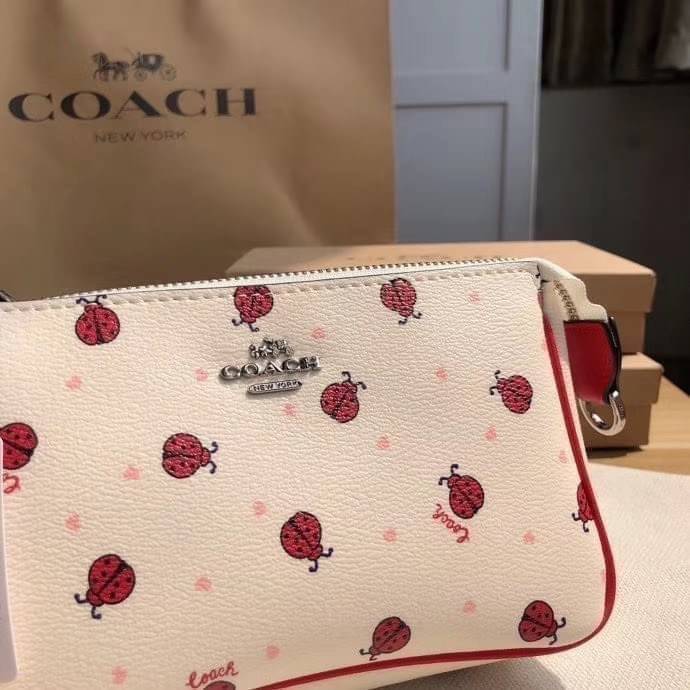 OUTLET 】Coach Signature Top Handle Coach Pouch with Strawberry, Watermelon, Ladybug พร้อมส่งที่ไทย เป็นอีกรุ่นหนึ่งที่ได้รับความนิยมในหมู่สาว ๆ ค่ะ นอกจากราคาจะไม่สูงแล้ว ยังมีรูปทรงที่น่าสนใจอีกด้วย กะทัดรัดแต่ใช้งานง่าย เหมาะกับทุกโอกาส สำหรับกระเป๋าคล้