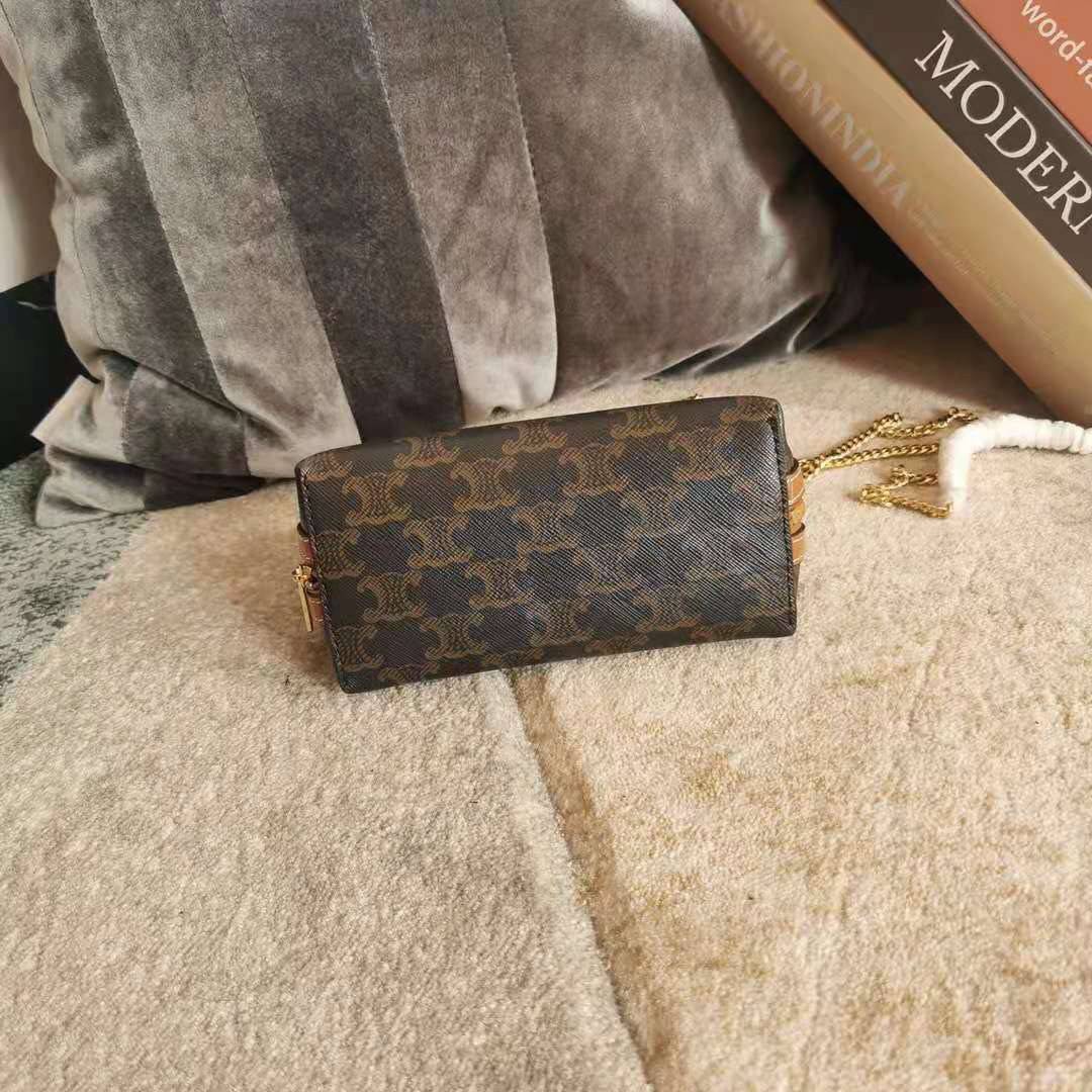 VIP 】หนังแท้ CELINE CLUTCH WITH CHAIN IN TRIOMPHE CANVAS AND LAMBSKIN WHITE/TAN กระเป๋าคลัทช์ดีไซน์เรียบหรูออกแบบมาได้อย่างลงตัว พร้อมสายสะพายโซ่ทองสุดหรู ด้วยรูปทรงที่สวยงามและทันสมัย สามารถใส่กระเป๋าสตางค์ใบสั้นหรือเครื่องสำอางค์ได้ตามขนาดกระเป๋า ในเรื่