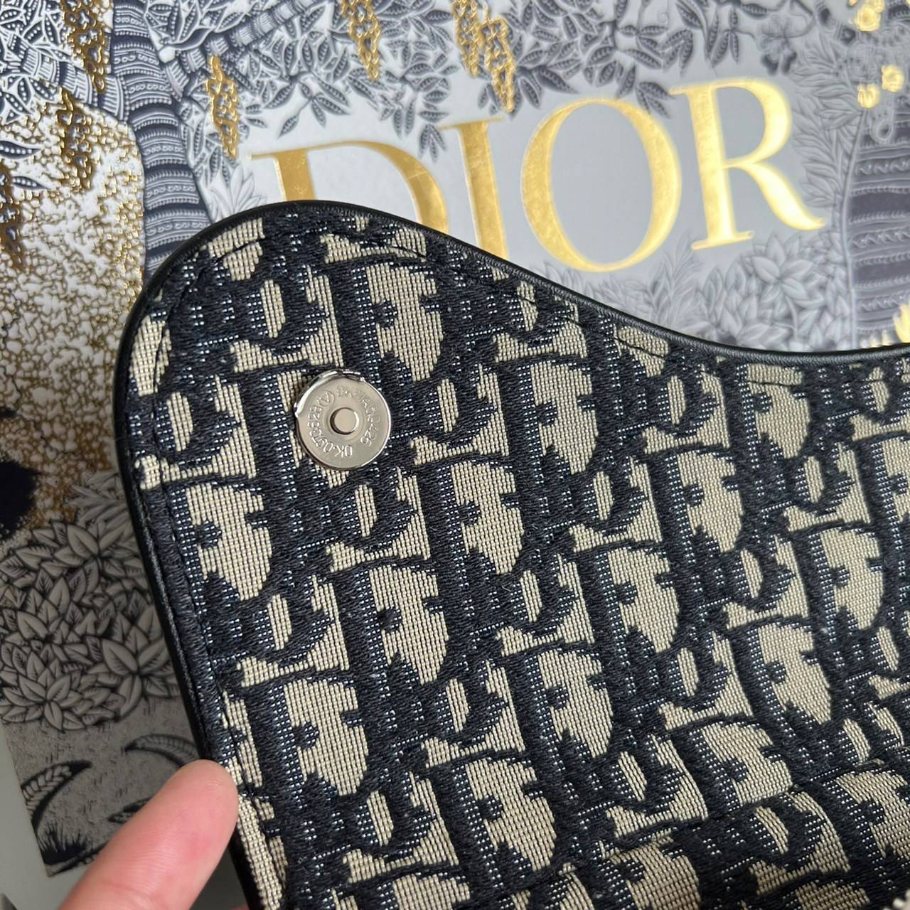 หนังแท้ DIOR SADDLE BELT BAG รุ่นสุดฮิต สามารถคาดอกสะพายข้างหรือคาดเอวก็ได้สามารถใช่งานได้ทั้งชาย/หญิง งานสวยมากพร้อมอุปกรณ์ครบชุด เกรดออริงานเทียบเท่าของแท้เลย กระเป๋ารุ่นยอดนิยมตามแบบฉบับแบรนด์ พร้อมส่งที่ไทย เกรดออริจินอลผ้าแจ๊คการ์ดและหนังแท้ ภาพสินค้