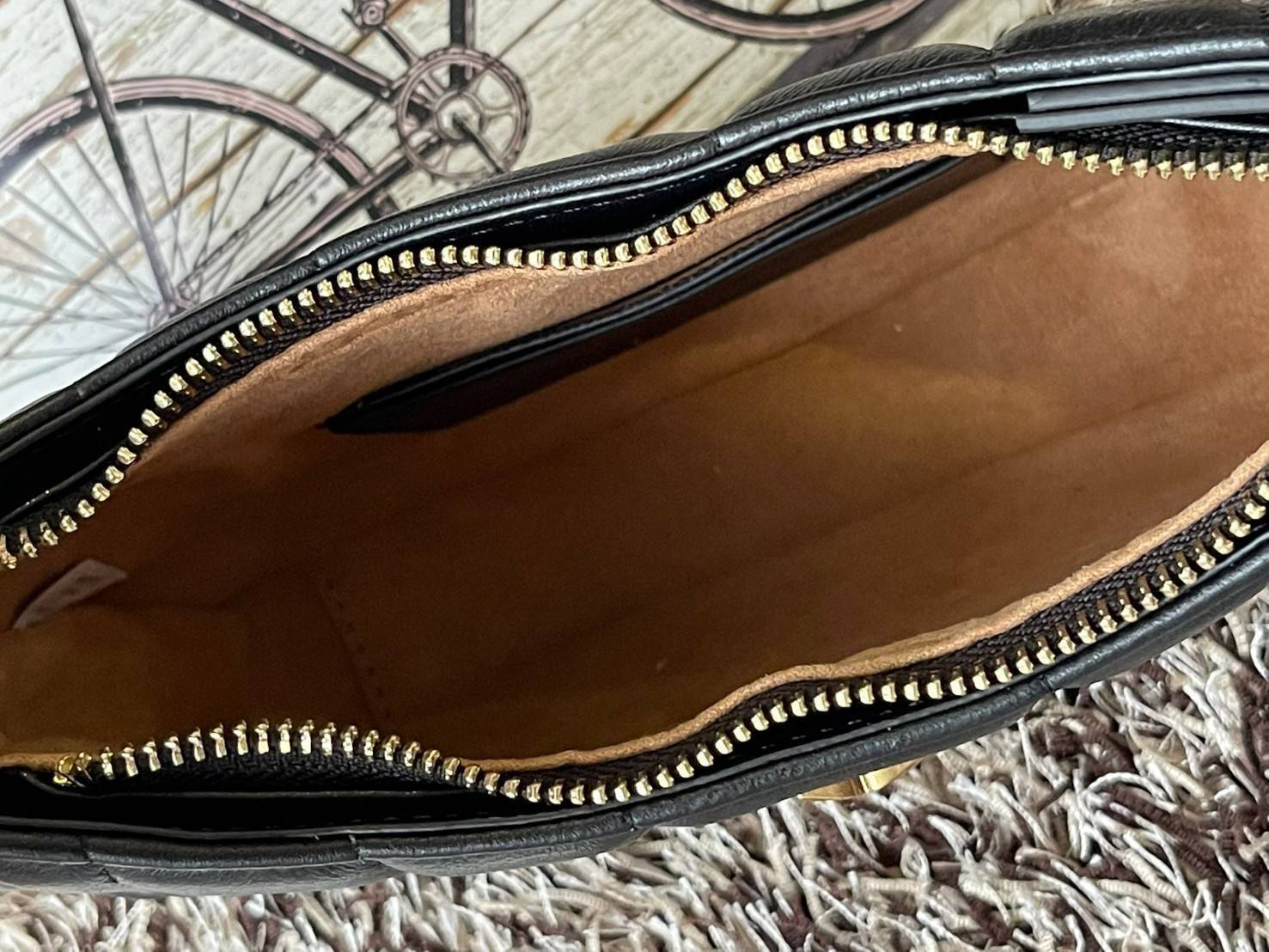 Tory burch Kira logo-plaque crossbody bag กระเป๋า Kira ของ Tory Burch เป็นส่วนหนึ่งของคอลเล็กชั่นที่โดดเด่น และมีหลายรุ่นด้วยกัน โดยมีป้ายโลโก้ Double T ของแบรนด์อยู่ตรงกลาง มีความเรียบง่ายแต่ยังคงความหรูหราโดดเด่นด้วยวัสดุบุผิว ป้ายโลโก้สีทอง สายสะพายโซ่