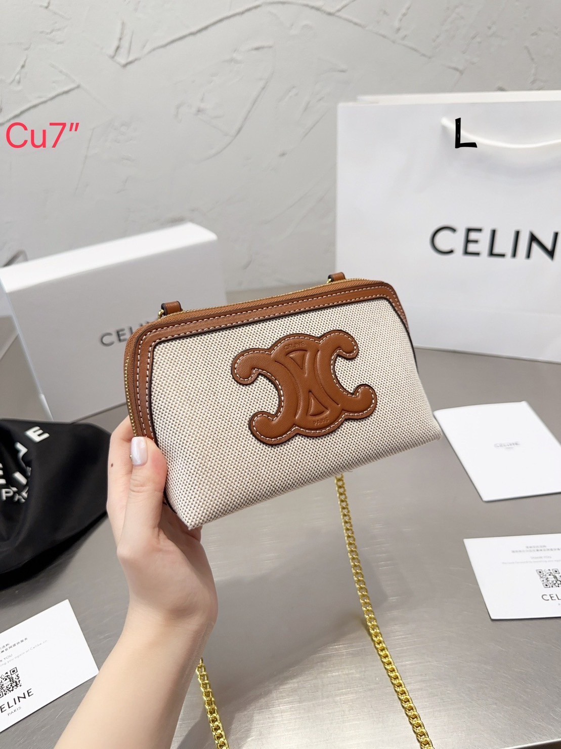 CELINE CLUTCH ON CHAIN CUIR TRIOMPHE IN TEXTILE AND CALFSKIN / CELINE POUCH กระเป๋าคลัทช์ดีไซน์เรียบหรูออกแบบมาได้อย่างลงตัว พร้อมสายสะพายโซ่ทองสุดหรู ด้วยรูปทรงที่สวยงามและทันสมัย สามารถใส่กระเป๋าสตางค์ใบสั้นหรือเครื่องสำอางค์ได้ตามขนาดกระเป๋า